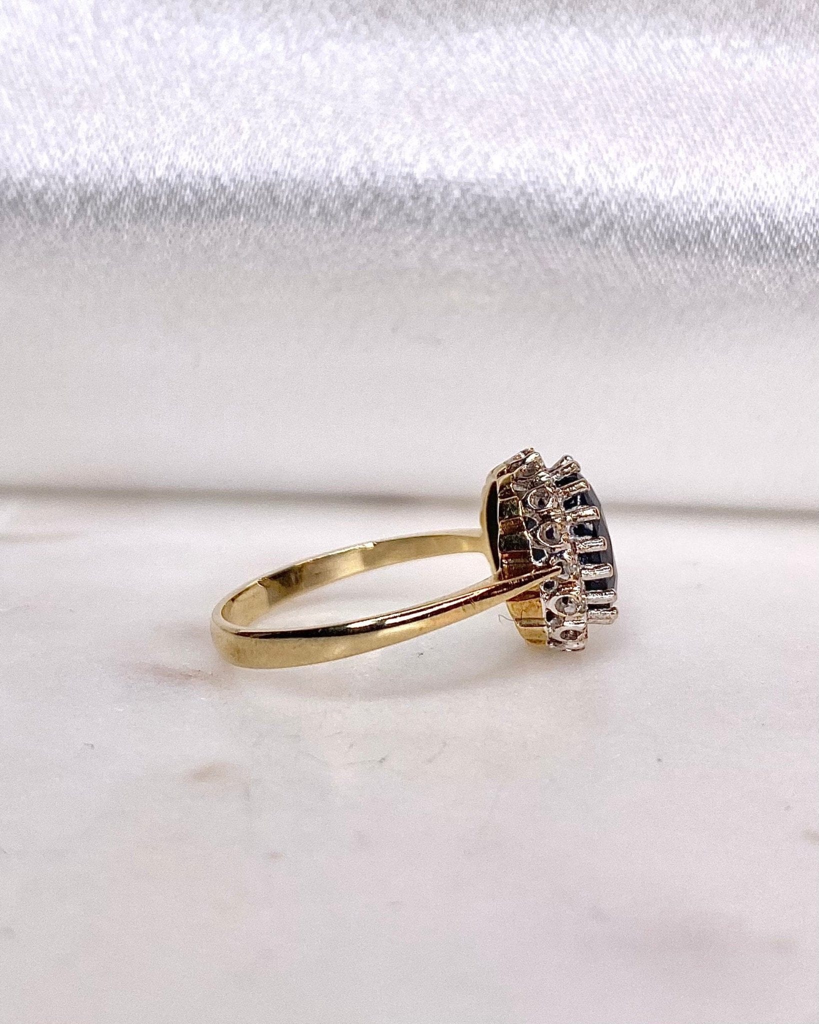 Bague Marguerite Saphir 2.35 carats &amp; Diamants "Paya" - Elliade Paris