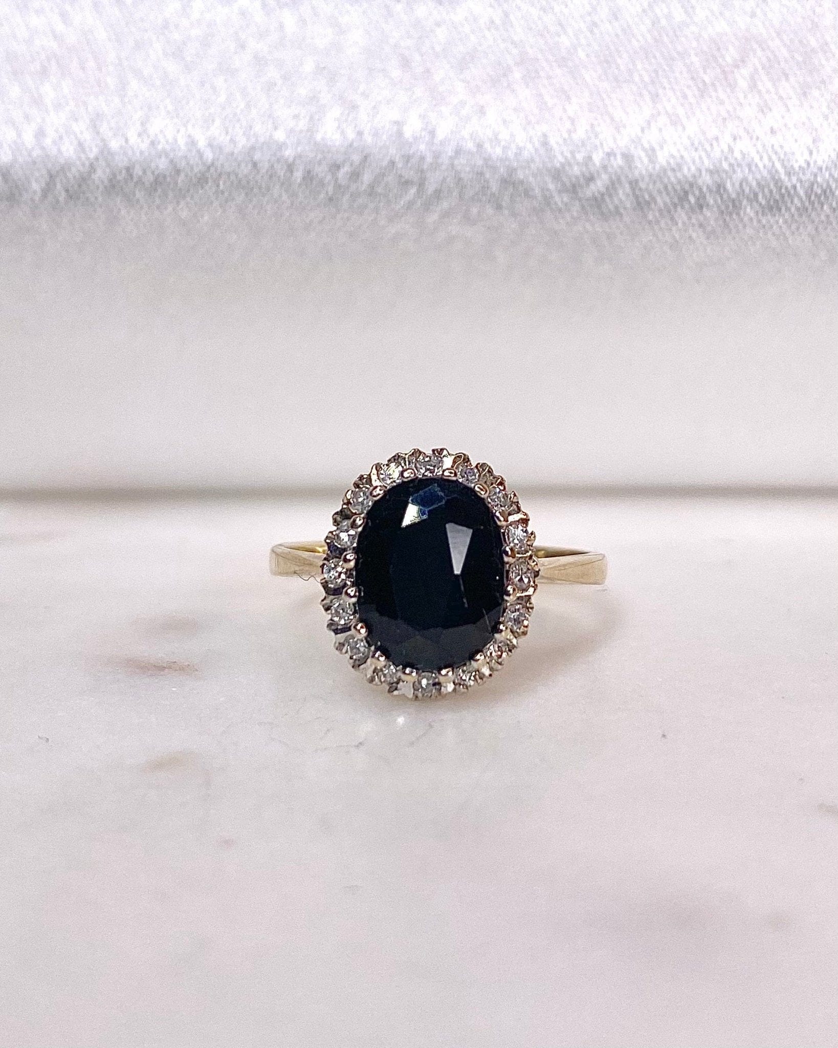 Bague Marguerite Saphir 2.35 carats &amp; Diamants "Paya" - Elliade Paris