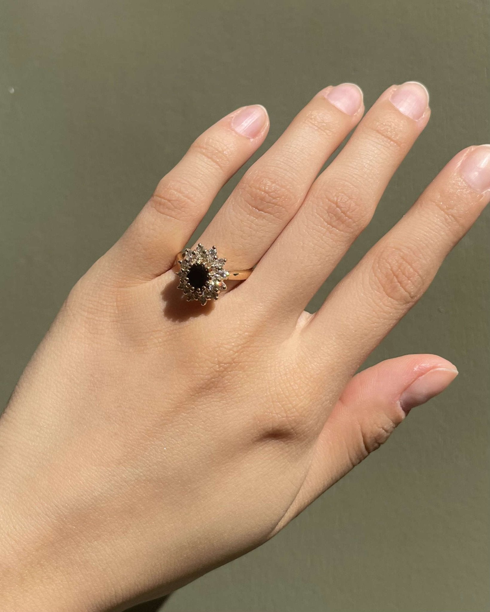Bague Marguerite Saphir &amp; 24 Diamants "Anastasia" - Elliade Paris
