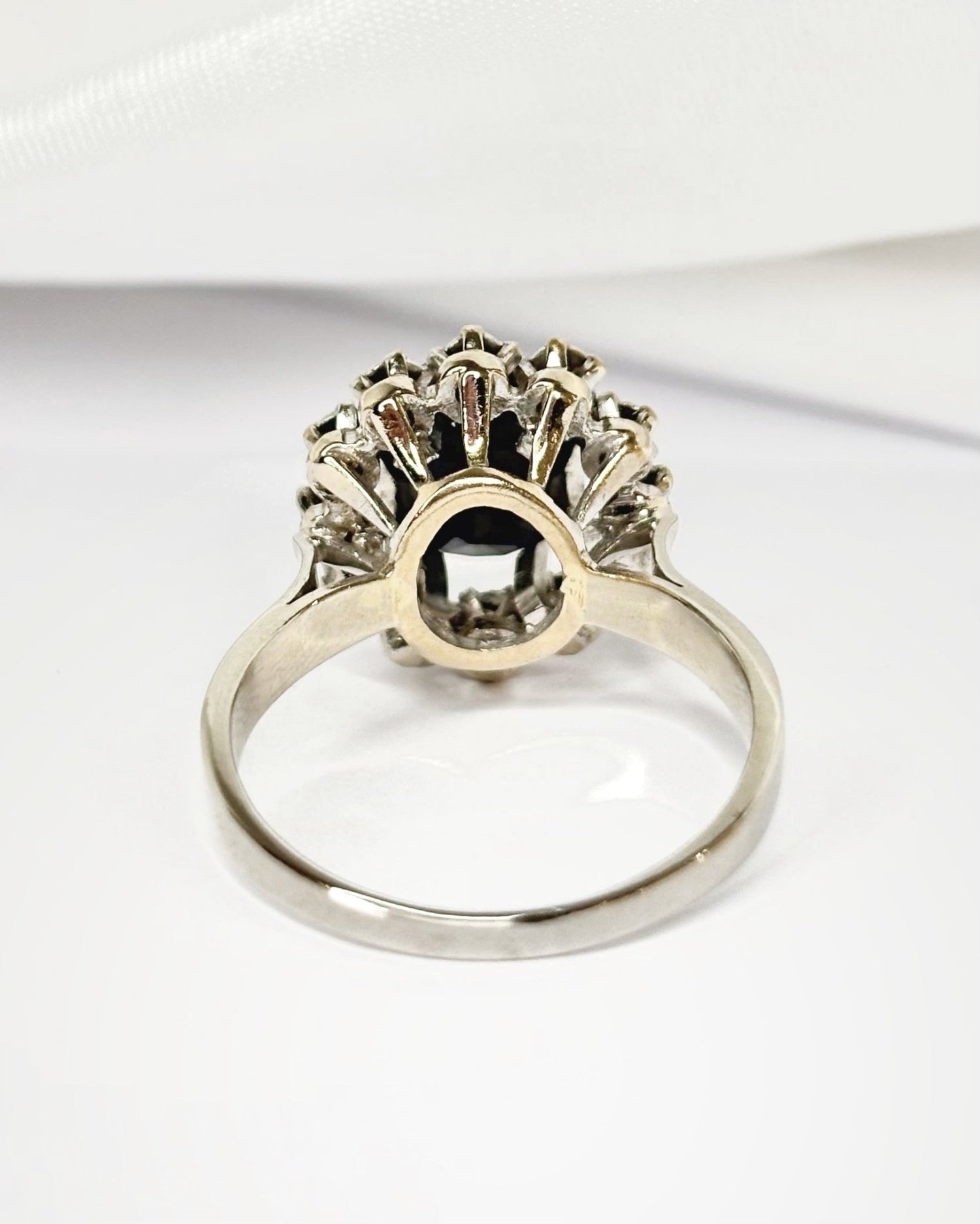 Bague Marguerite Saphir 2.40 carats &amp; Diamants "Alma" - Elliade Paris