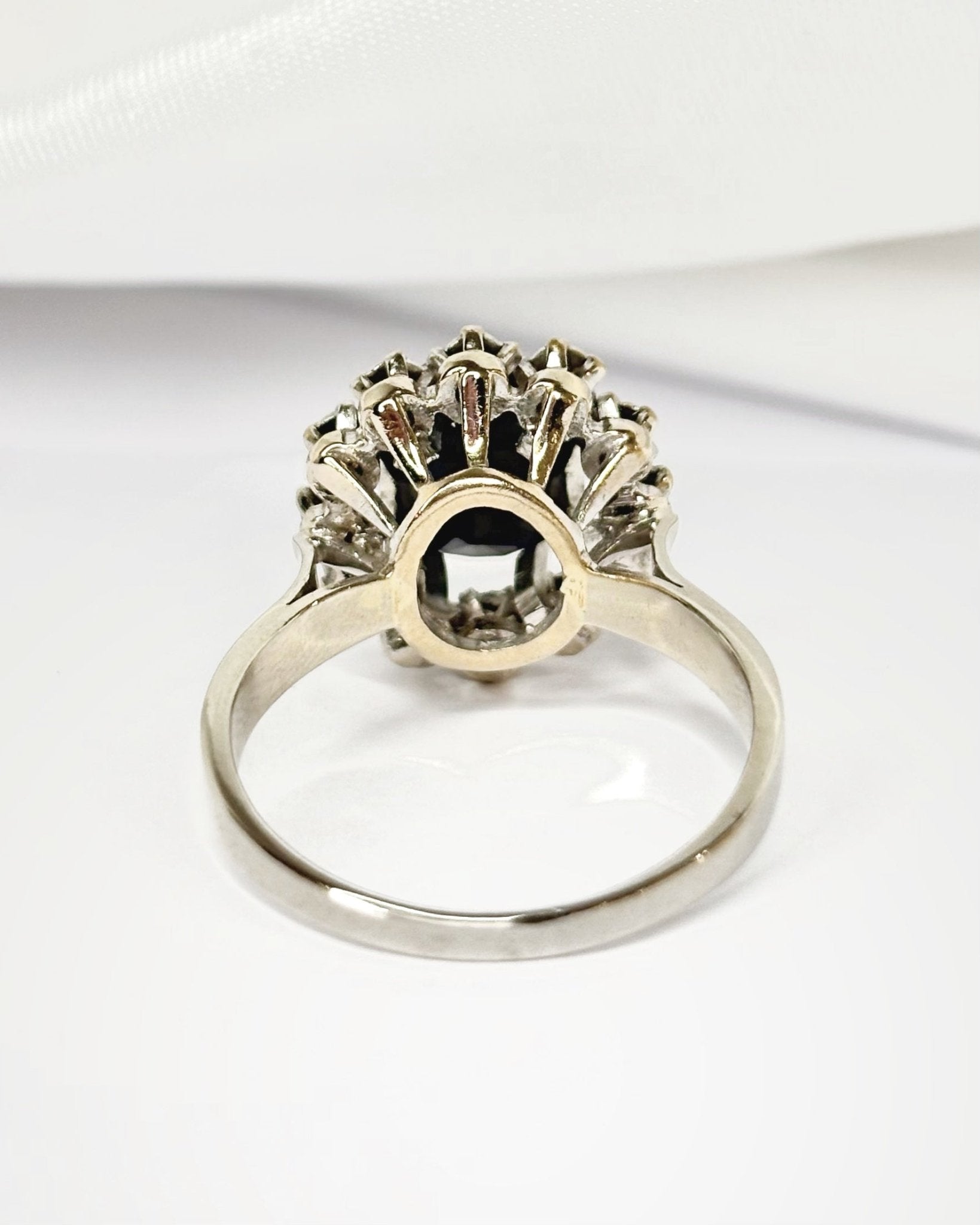 Bague Marguerite Saphir 2.40 carats &amp; Diamants "Alma" - Elliade Paris