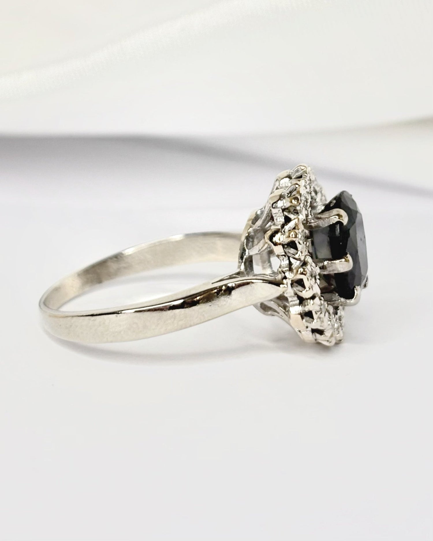 Bague Marguerite Saphir 2.40 carats &amp; Diamants "Alma" - Elliade Paris