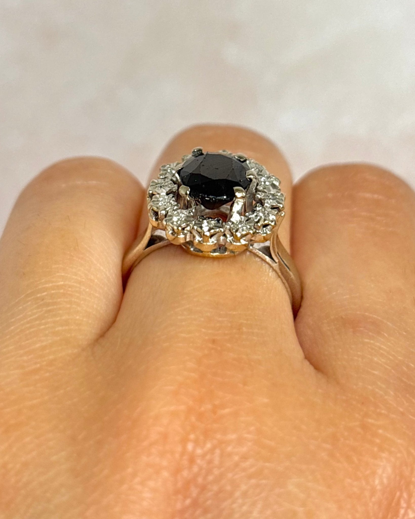 Bague Marguerite Saphir 2.40 carats &amp; Diamants "Alma" - Elliade Paris