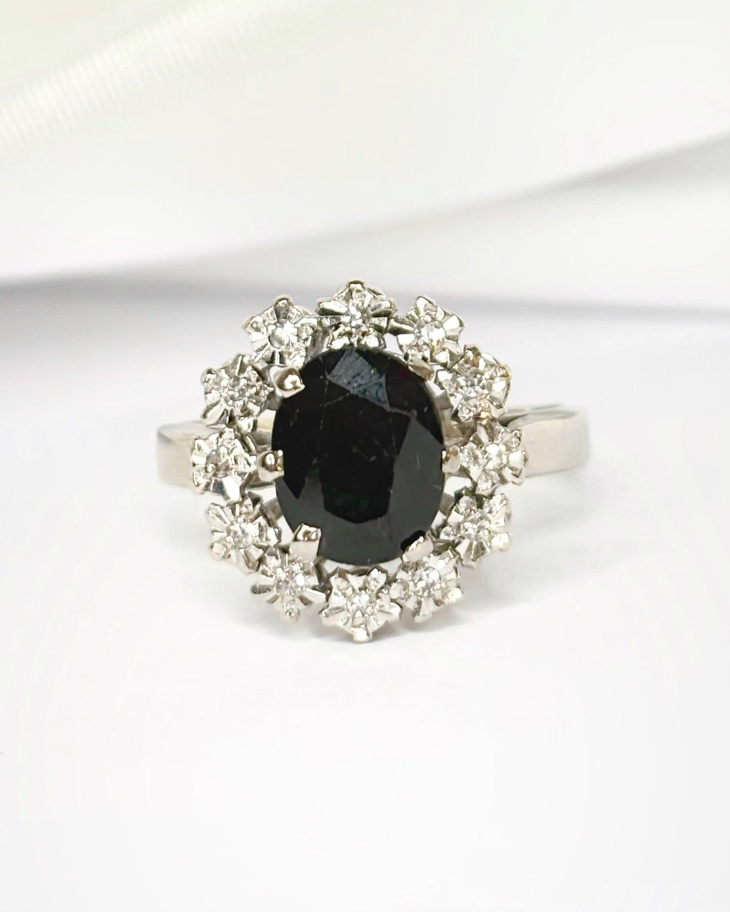 Bague Marguerite Saphir 2.40 carats &amp; Diamants "Alma" - Elliade Paris