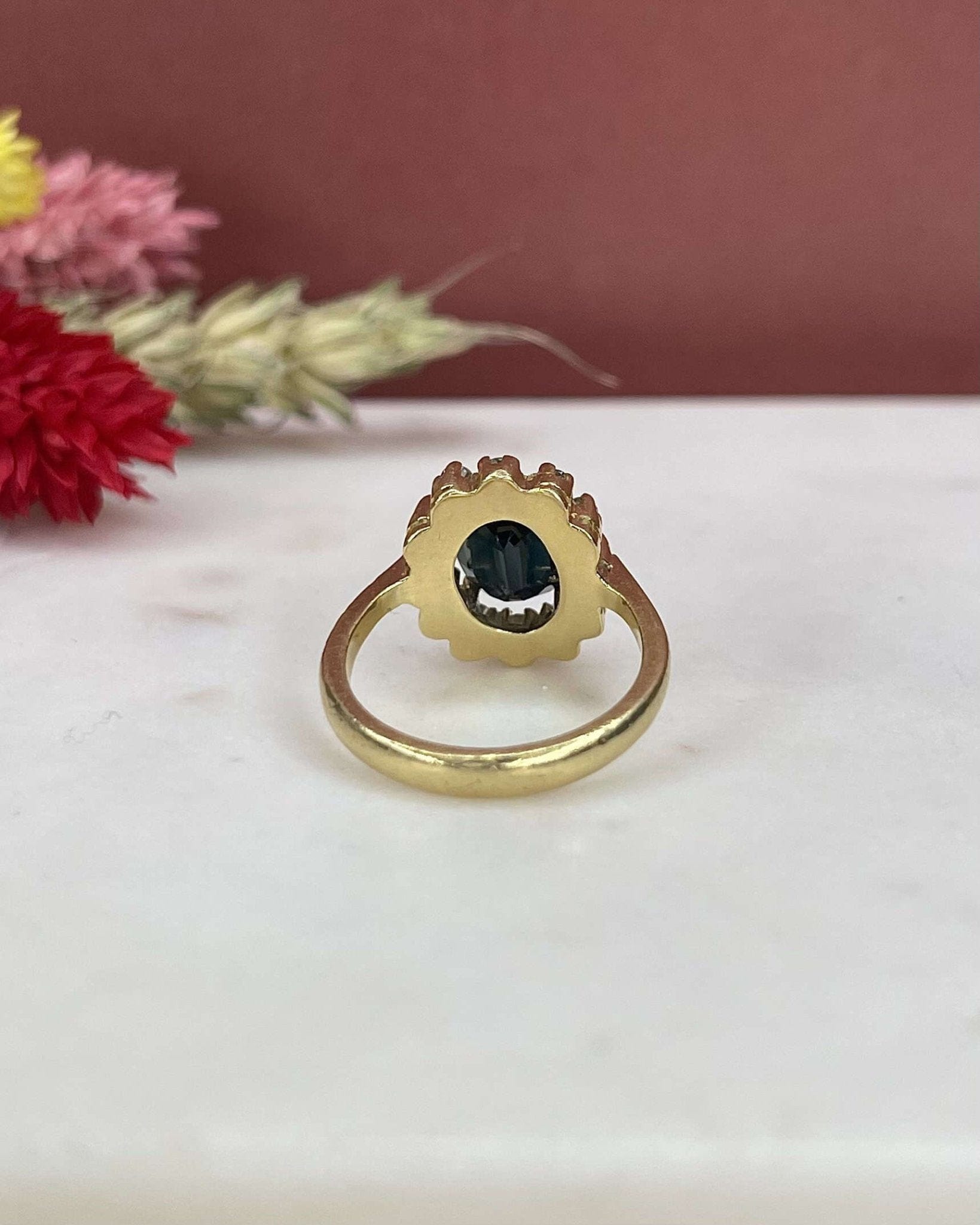 Bague Marguerite Saphir 2.43 Carats &amp; Diamants "Lola" - Elliade Paris