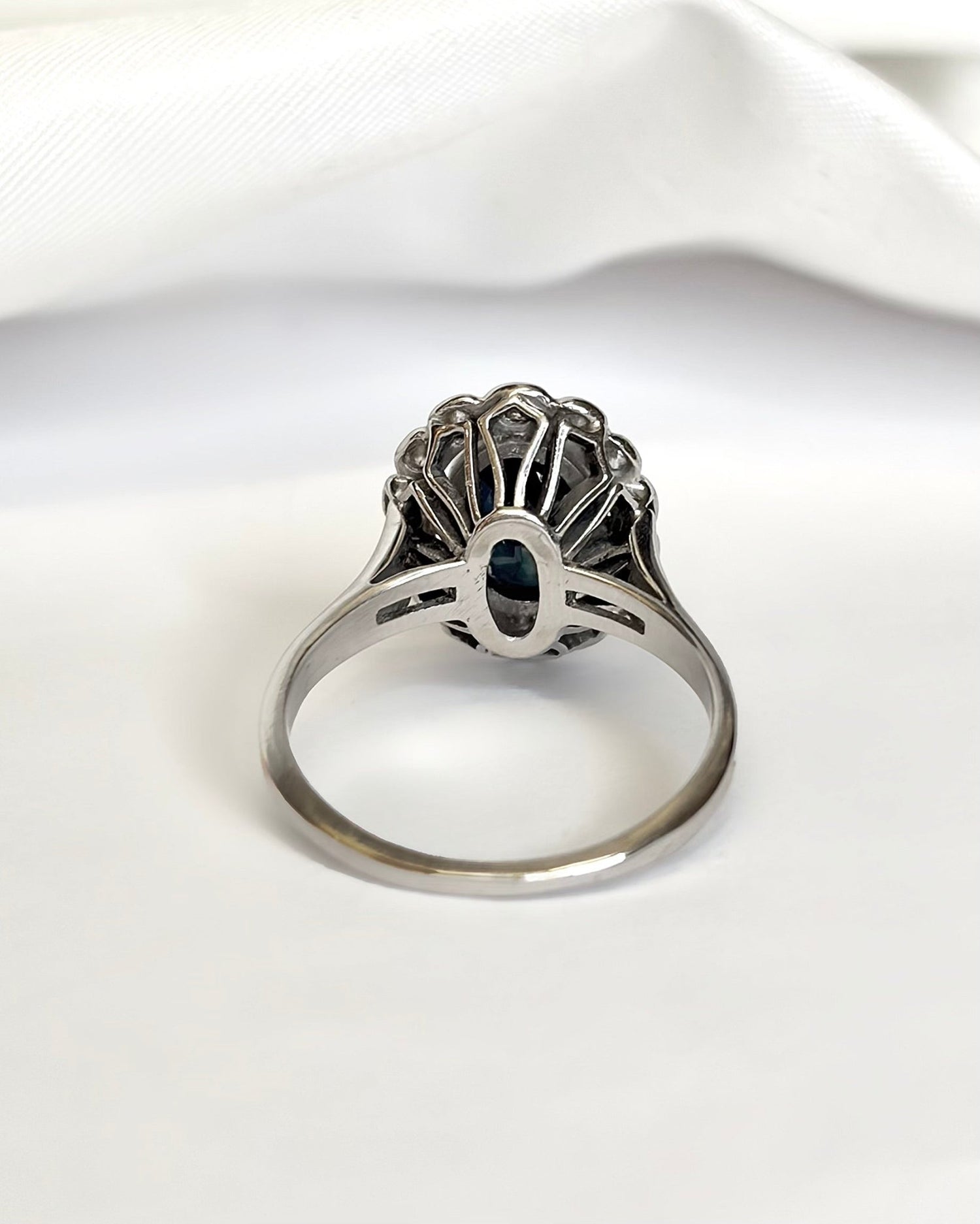 Bague Marguerite Saphir 2.45 carats &amp; Diamants 5.26g "Michaela" - Elliade Paris