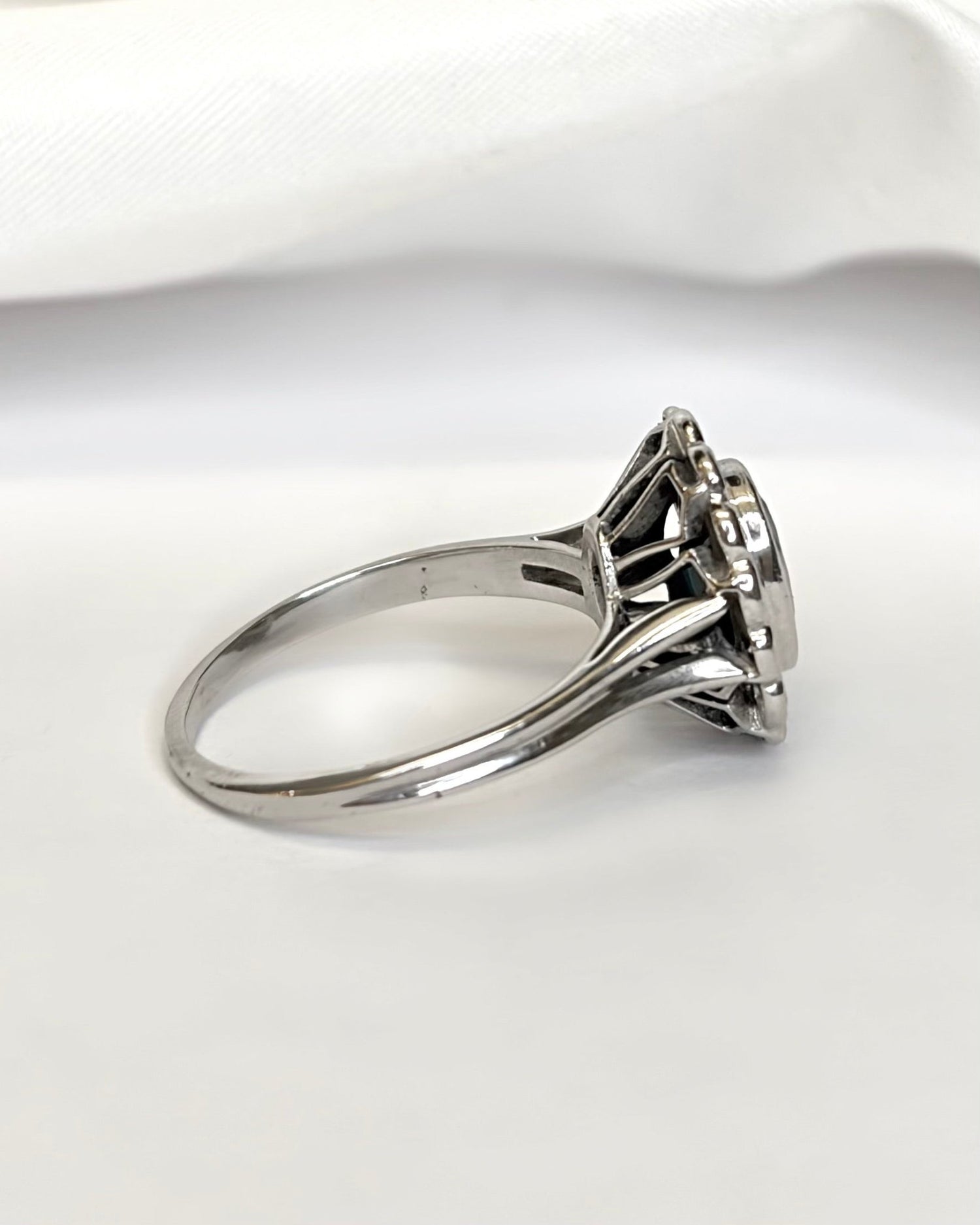 Bague Marguerite Saphir 2.45 carats &amp; Diamants 5.26g "Michaela" - Elliade Paris