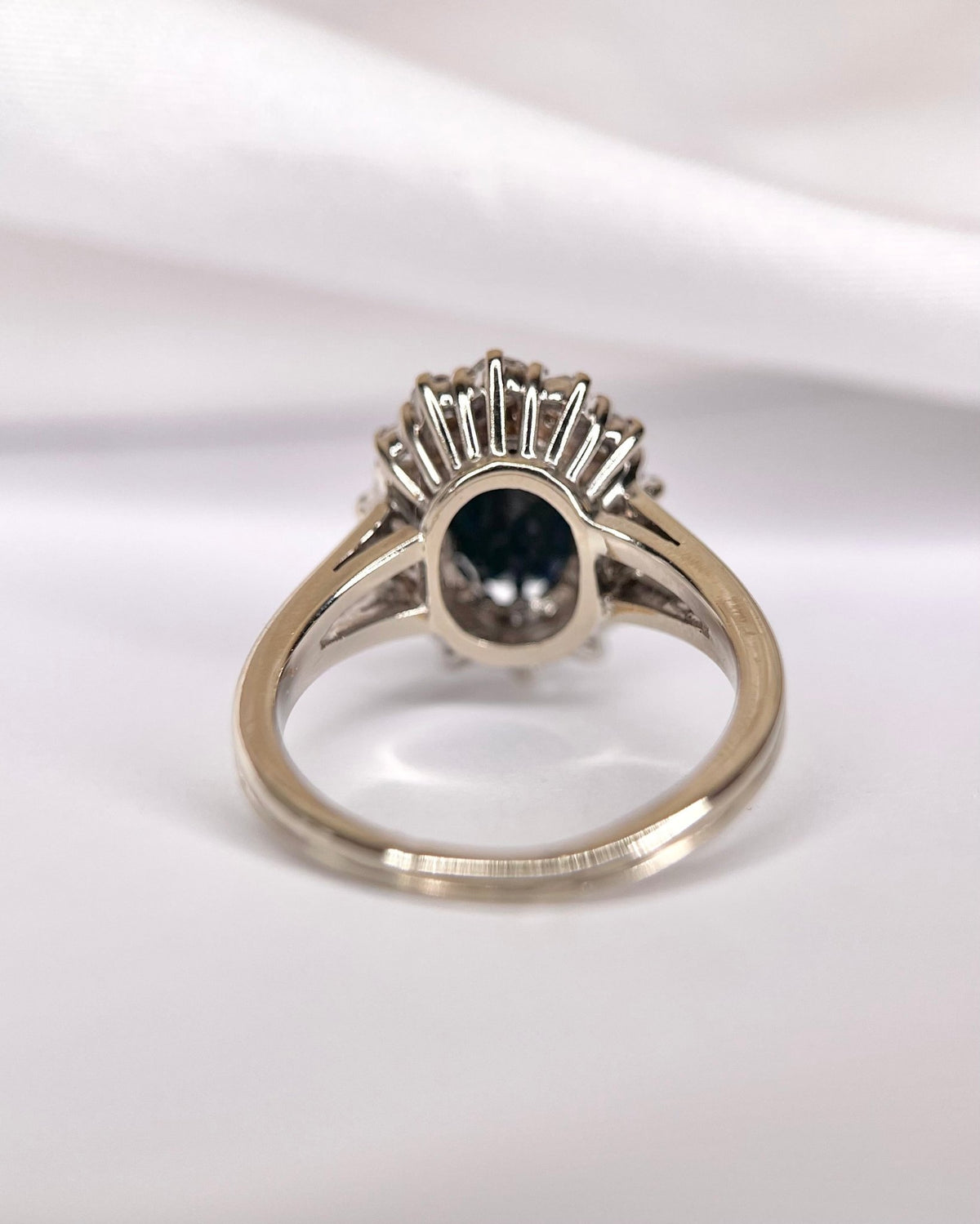 Bague Marguerite Saphir 2.50 carats &amp; Diamants 0.98 carat 6,83g "Jessica" - Elliade Paris