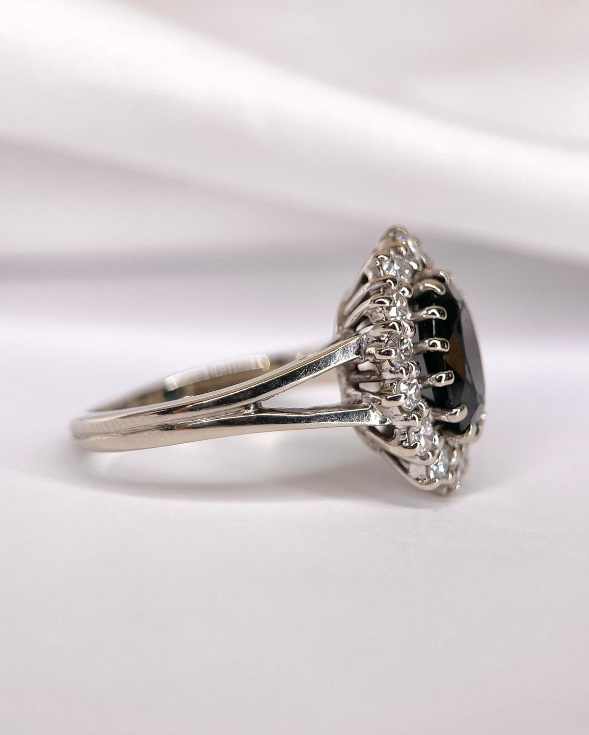 Bague Marguerite Saphir 2.50 carats &amp; Diamants 0.98 carat 6,83g "Jessica" - Elliade Paris