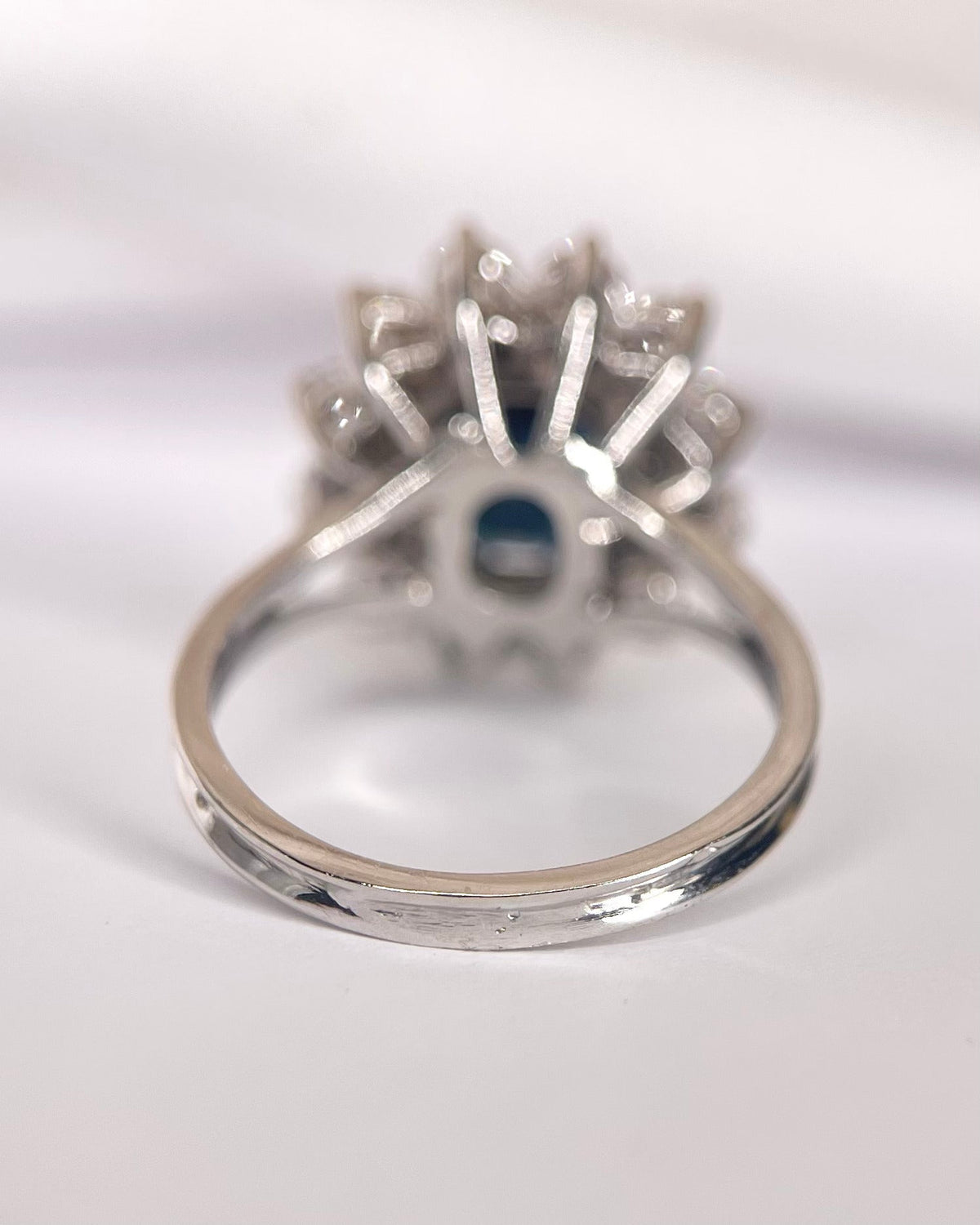 Bague Marguerite Saphir 2.50 carats &amp; Diamants 1.56 carat 6,30g "Marilyne" - Elliade Paris