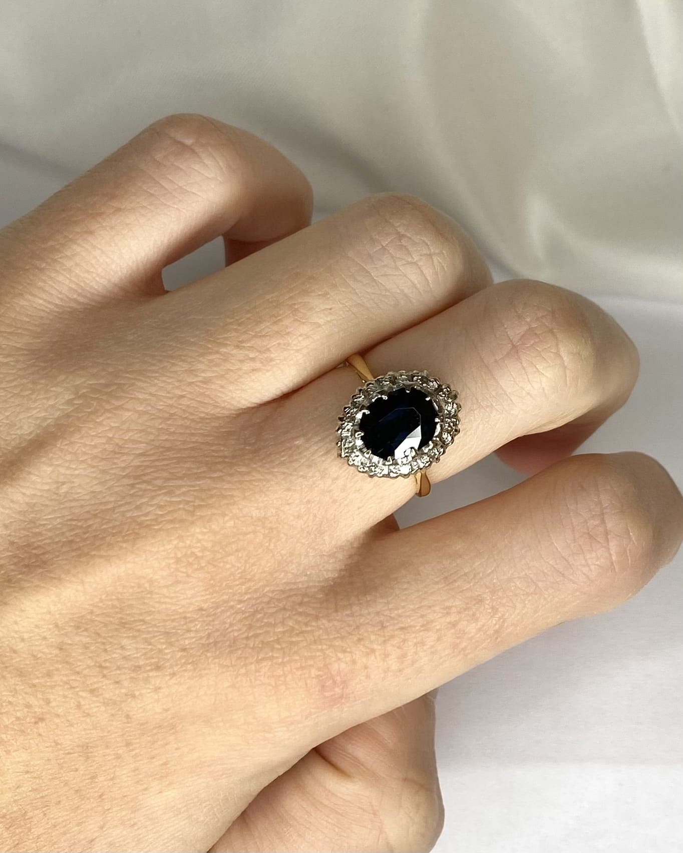 Bague Marguerite Saphir 2.50 carats &amp; Diamants "Héloise" - Elliade Paris