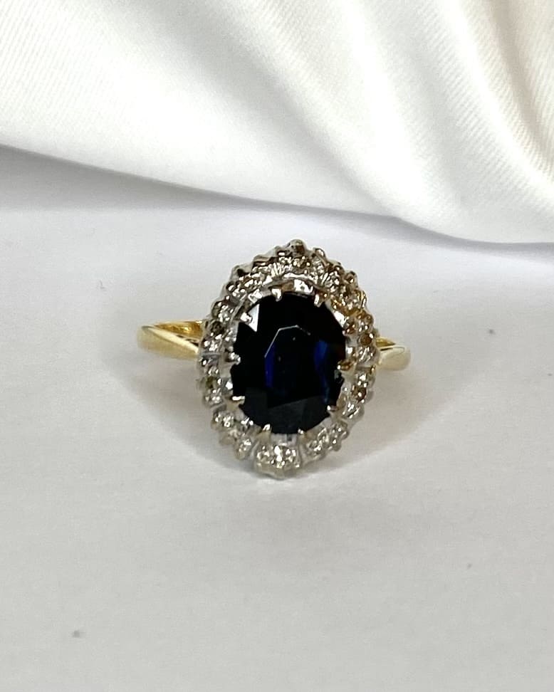 Bague Marguerite Saphir 2.50 carats &amp; Diamants "Héloise" - Elliade Paris