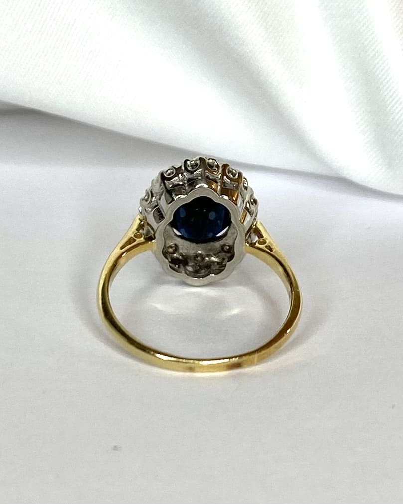 Bague Marguerite Saphir 2.50 carats &amp; Diamants "Héloise" - Elliade Paris