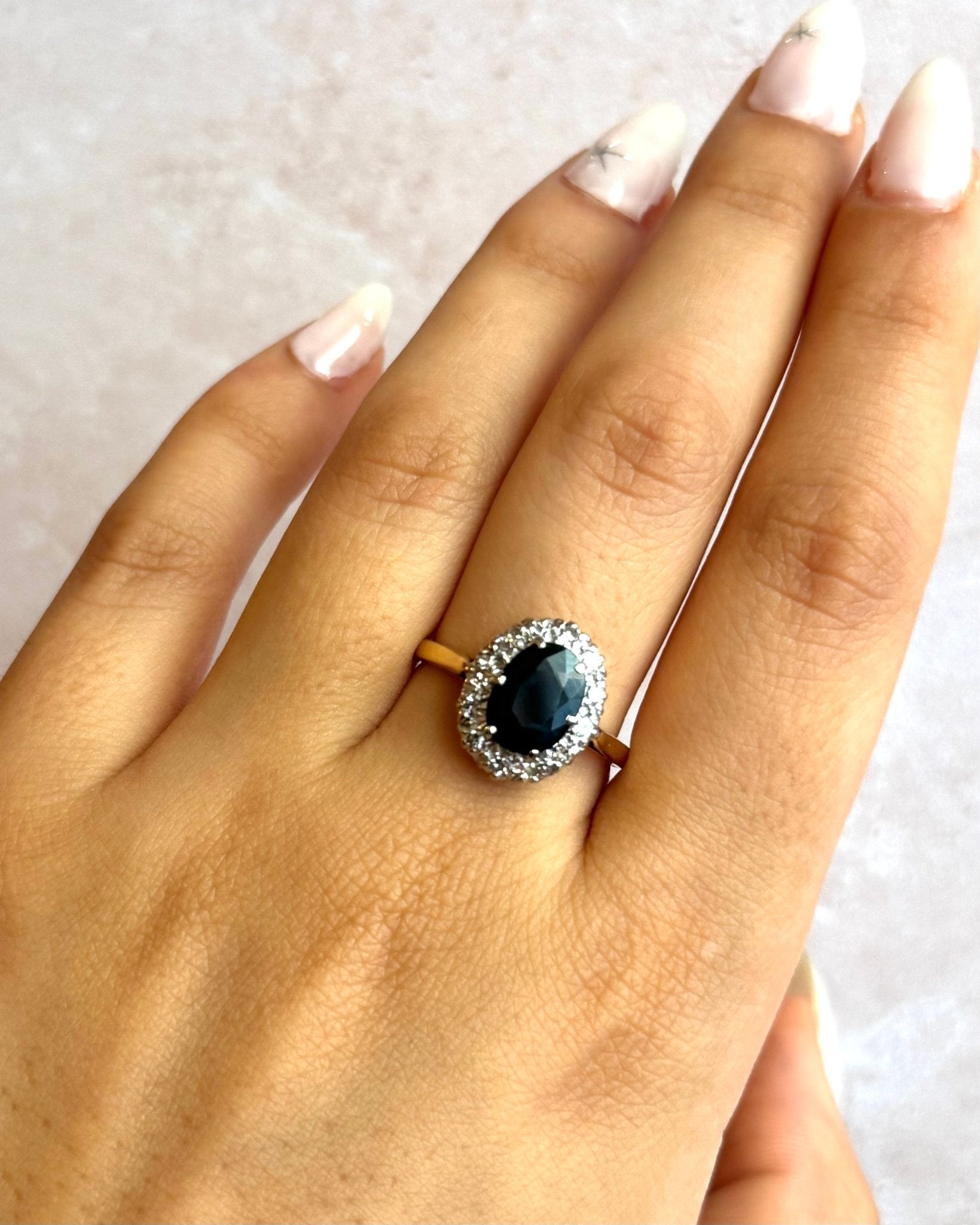 Bague Marguerite Saphir 2.52 carats &amp; Diamants 0.24 carat "Simone" - Elliade Paris