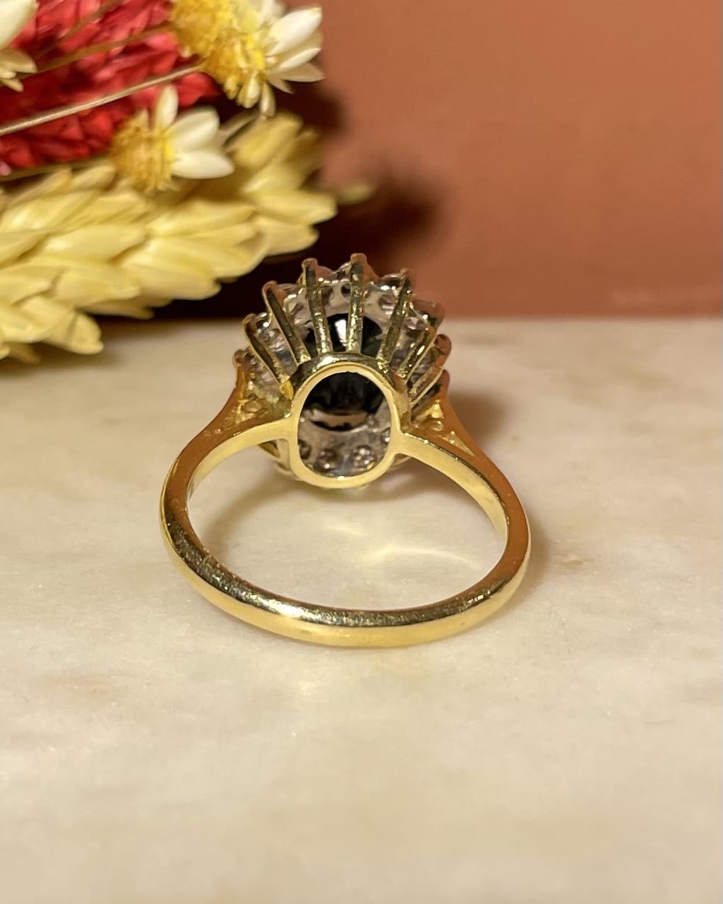 Bague Marguerite Saphir 2.60 carat &amp; Diamants "Amaryllis" - Elliade Paris