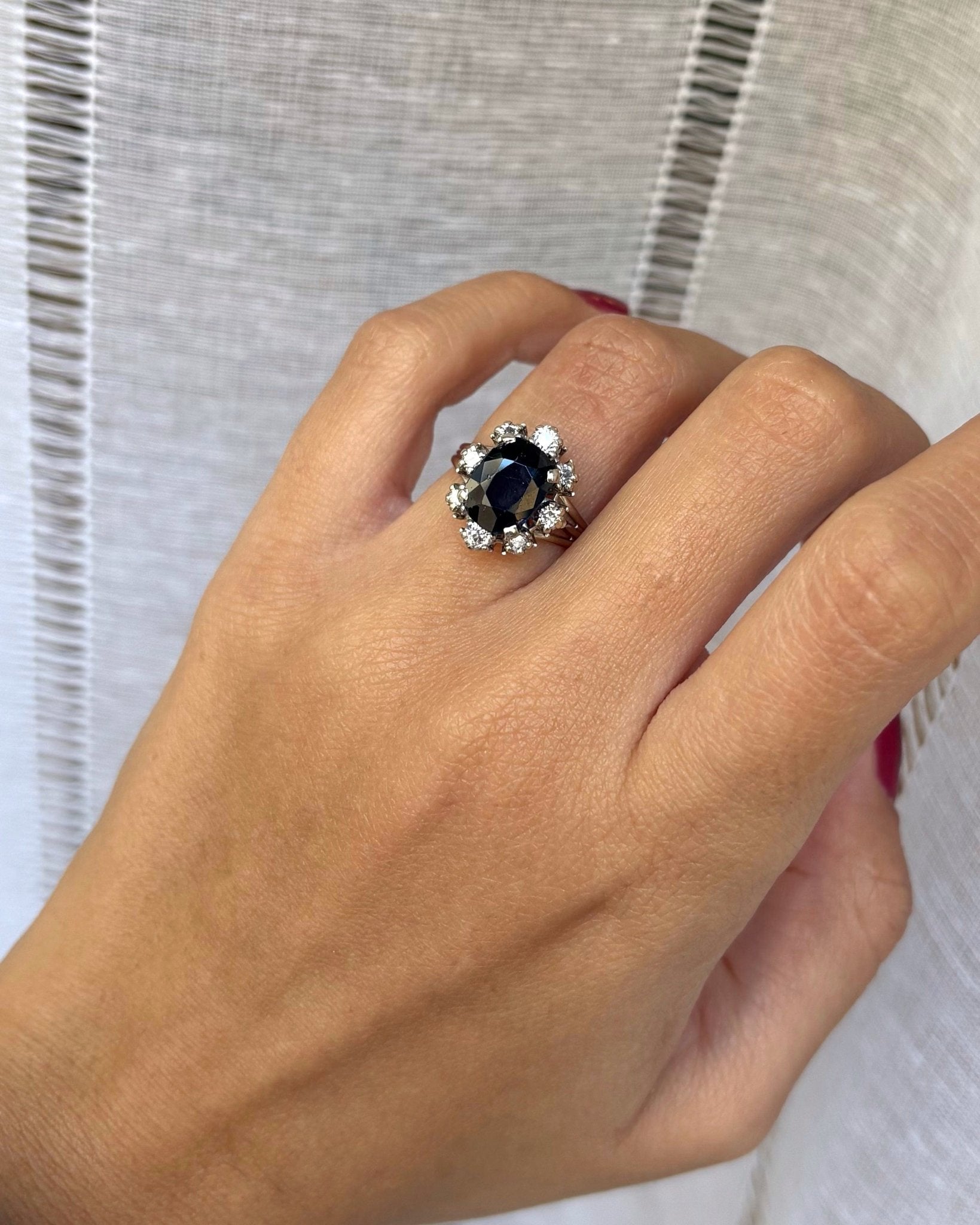 Bague Marguerite Saphir 2.60 carats &amp; Diamants 0.34 carat "Kaitlyn" - Elliade Paris