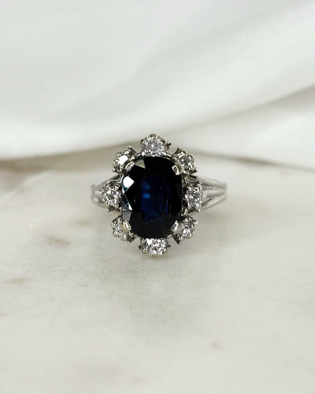 Bague Marguerite Saphir 2.60 carats &amp; Diamants 0.34 carat &quot;Kaitlyn&quot; - Elliade Paris