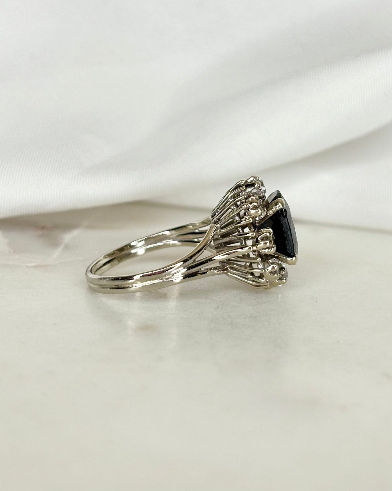 Bague Marguerite Saphir 2.60 carats &amp; Diamants 0.34 carat &quot;Kaitlyn&quot; - Elliade Paris