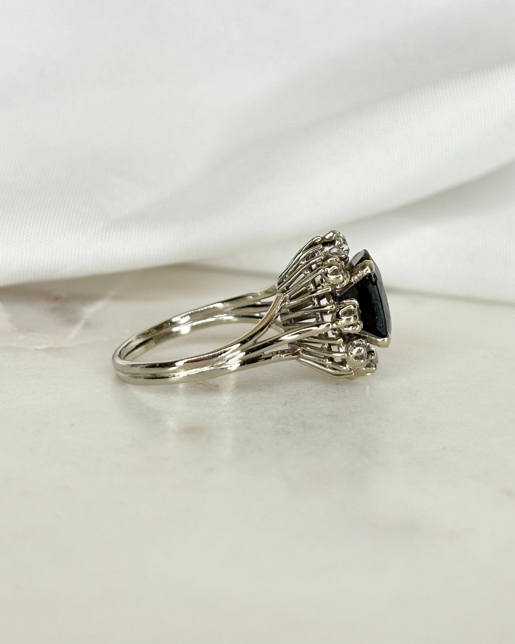 Bague Marguerite Saphir 2.60 carats &amp; Diamants 0.34 carat "Kaitlyn" - Elliade Paris