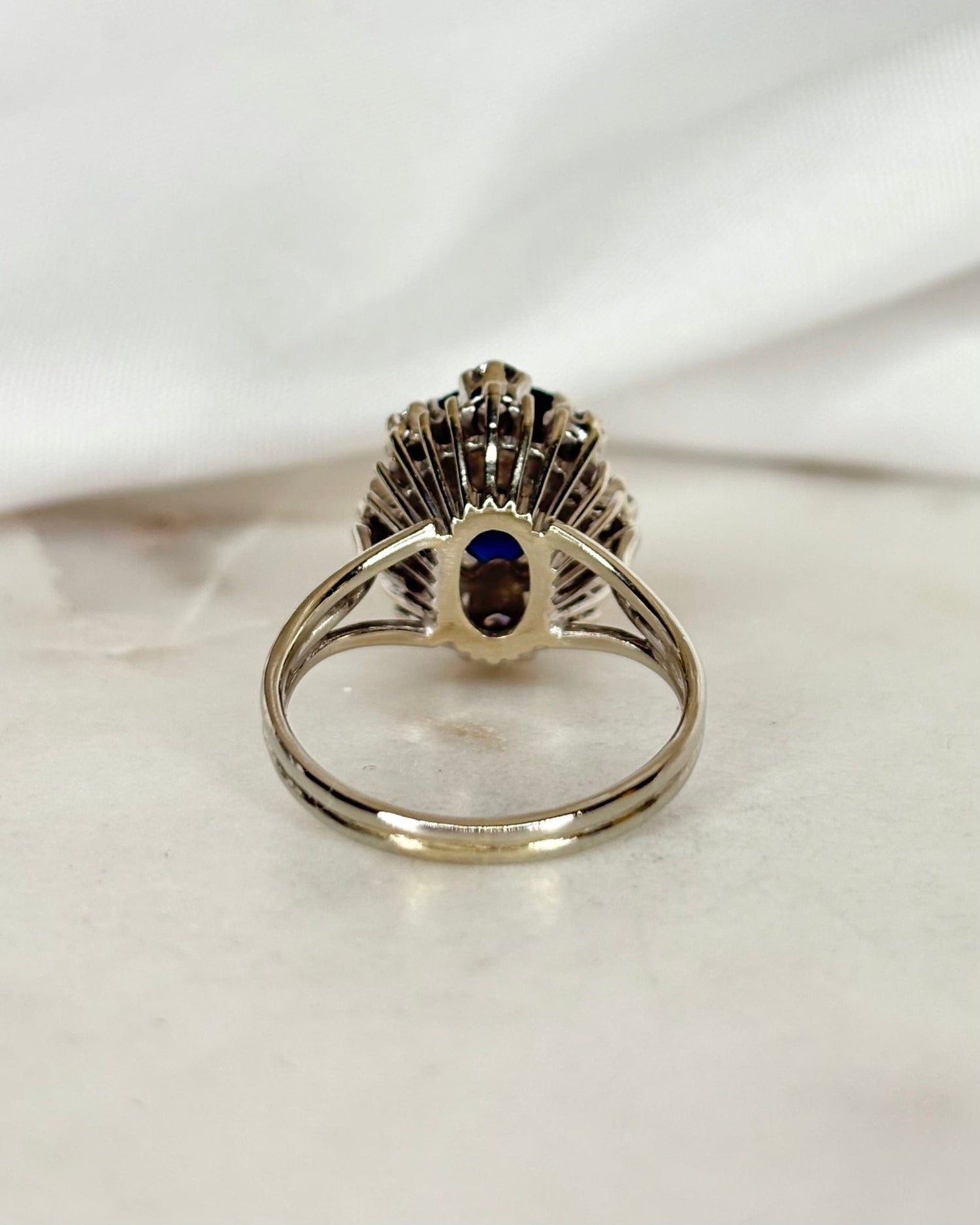 Bague Marguerite Saphir 2.60 carats &amp; Diamants 0.34 carat &quot;Kaitlyn&quot; - Elliade Paris