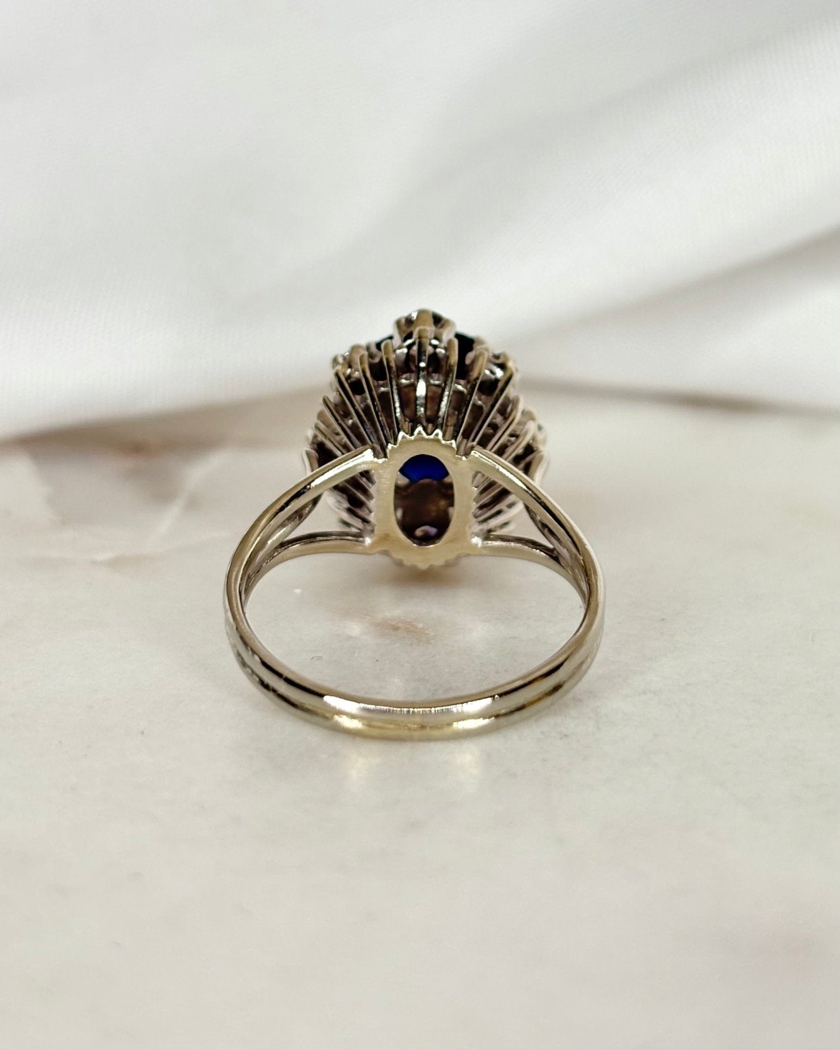 Bague Marguerite Saphir 2.60 carats &amp; Diamants 0.34 carat "Kaitlyn" - Elliade Paris