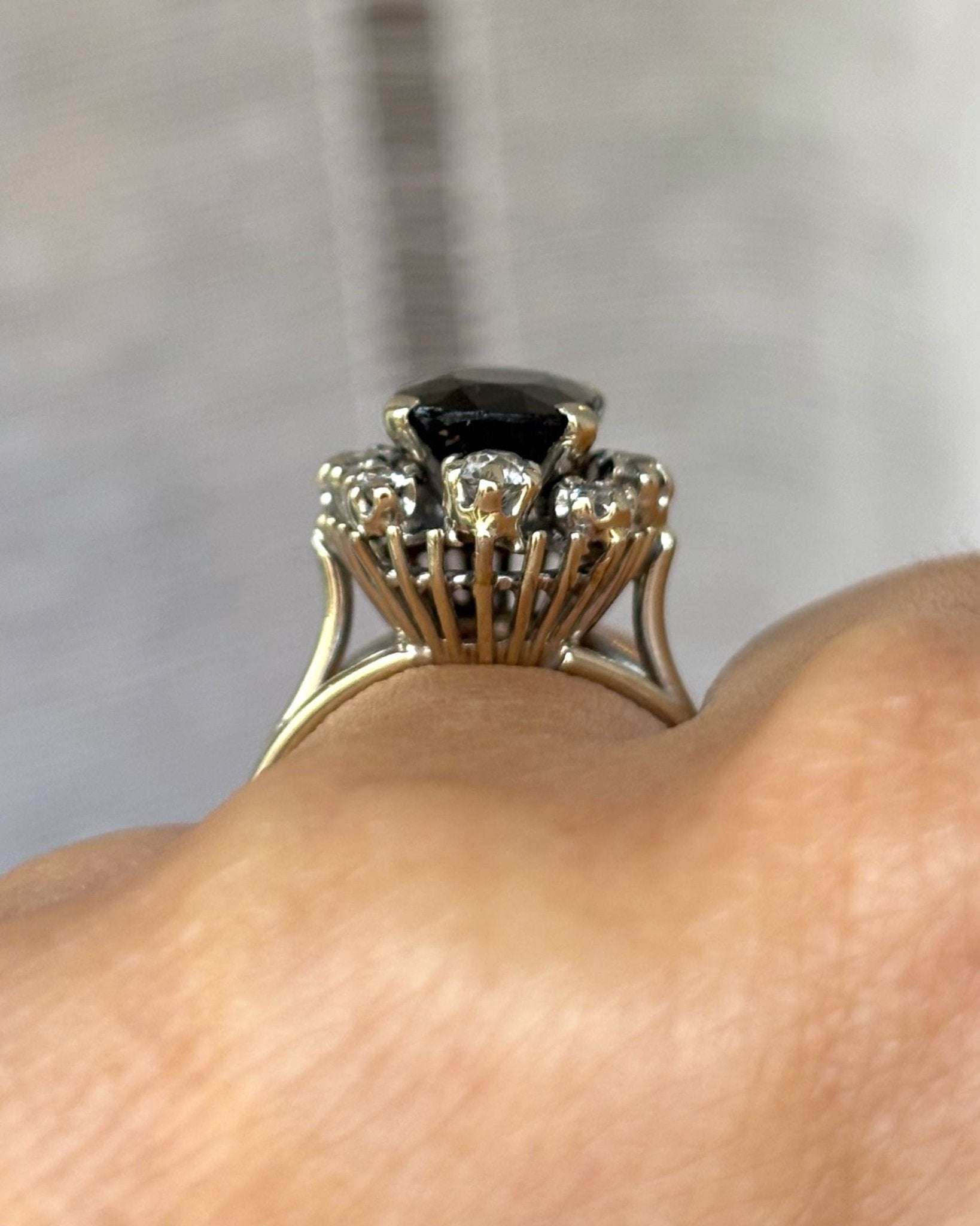 Bague Marguerite Saphir 2.60 carats &amp; Diamants 0.34 carat "Kaitlyn" - Elliade Paris