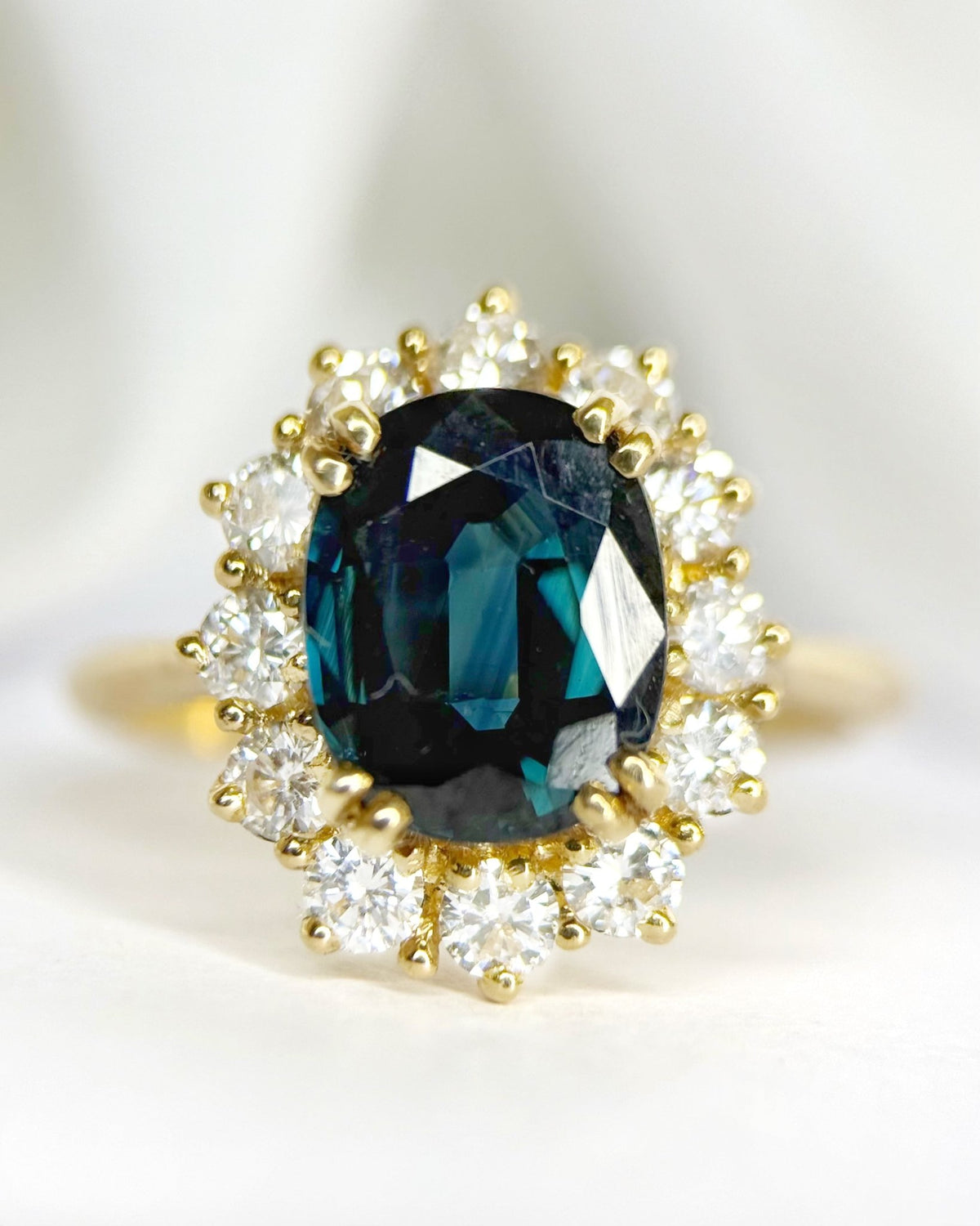 Bague Marguerite Saphir 2.66 carats &amp; Diamants 0.60 carat 4.26g "Leonnie" - Elliade Paris