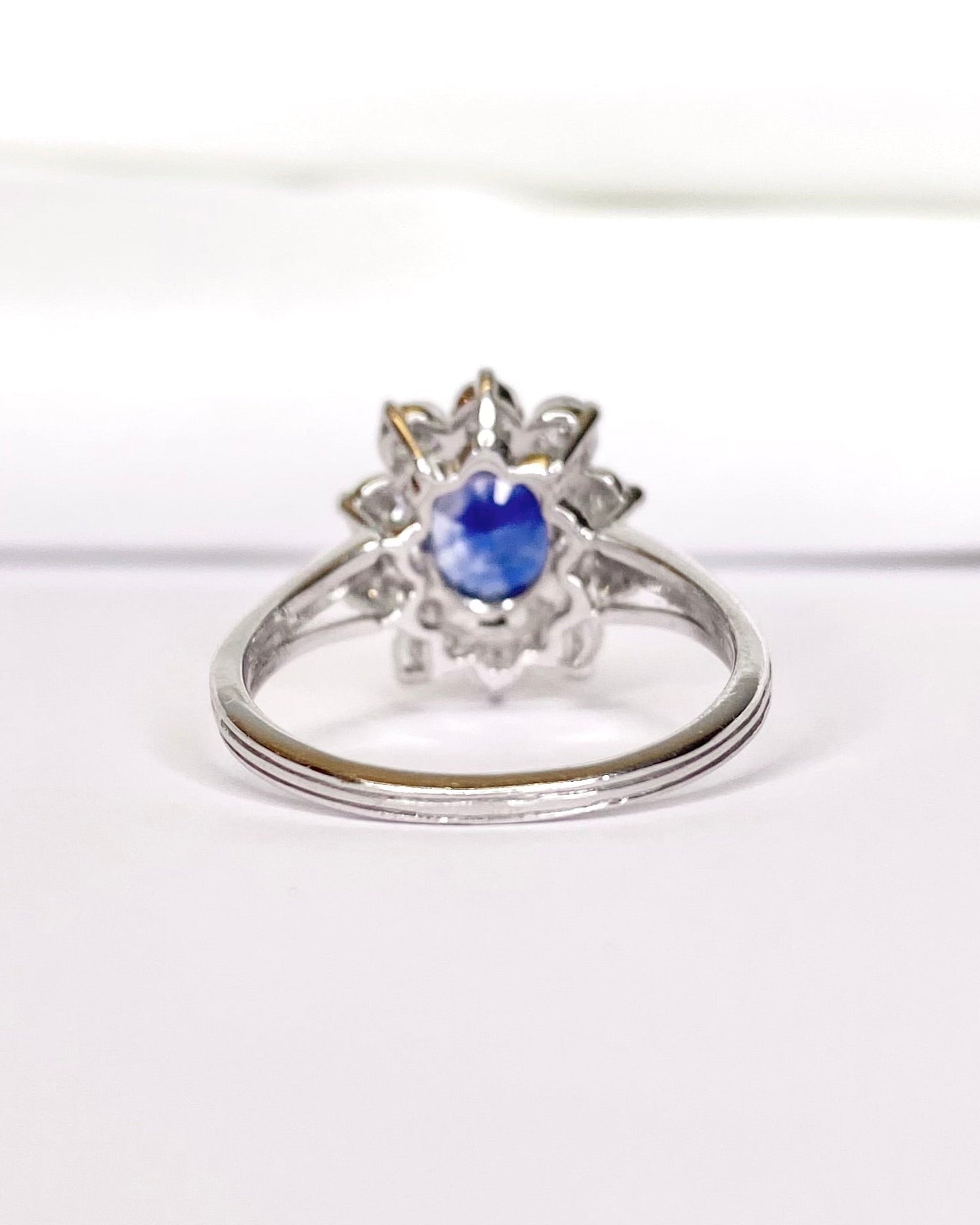 Bague Marguerite Saphir 2.70 carats &amp; Diamants "Denisa" - Elliade Paris