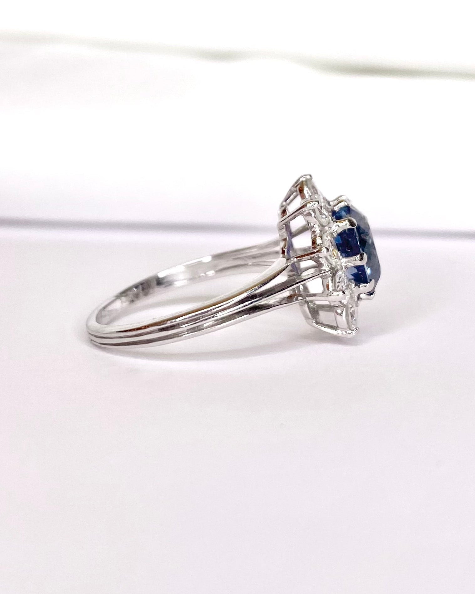 Bague Marguerite Saphir 2.70 carats &amp; Diamants "Denisa" - Elliade Paris
