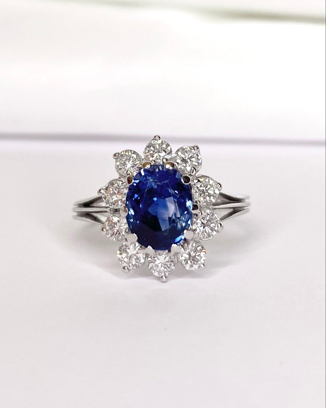 Bague Marguerite Saphir 2.70 carats &amp; Diamants "Denisa" - Elliade Paris