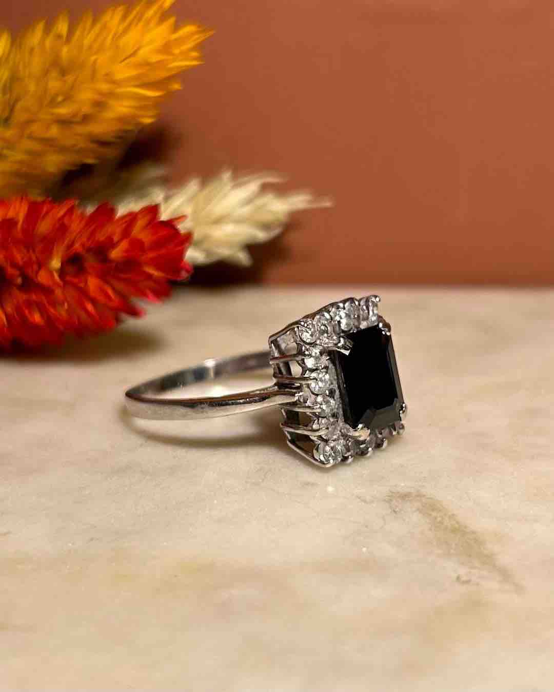 Bague Marguerite Saphir 2.70 carats &amp; Diamants &quot;Popy&quot; - Elliade Paris