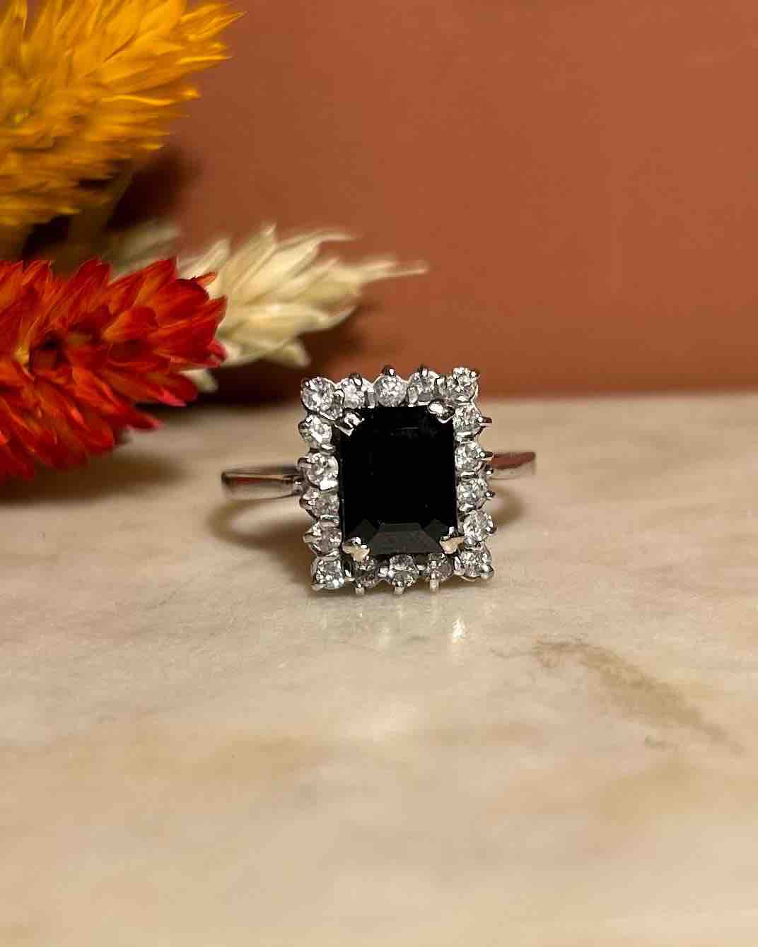 Bague Marguerite Saphir 2.70 carats &amp; Diamants &quot;Popy&quot; - Elliade Paris