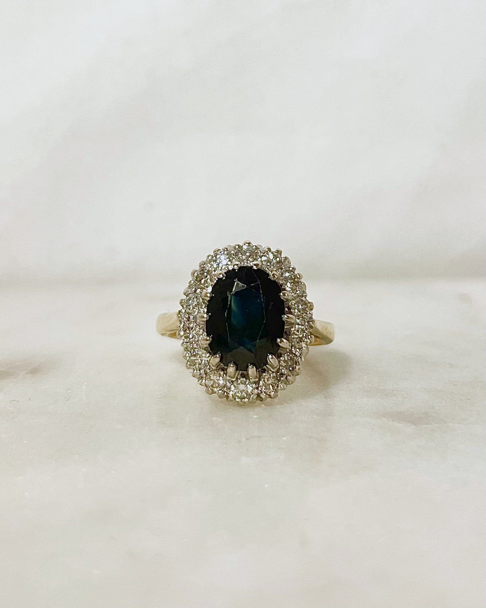 Bague Marguerite Saphir 2.75 carats &amp; Diamants "Malena" - Elliade Paris