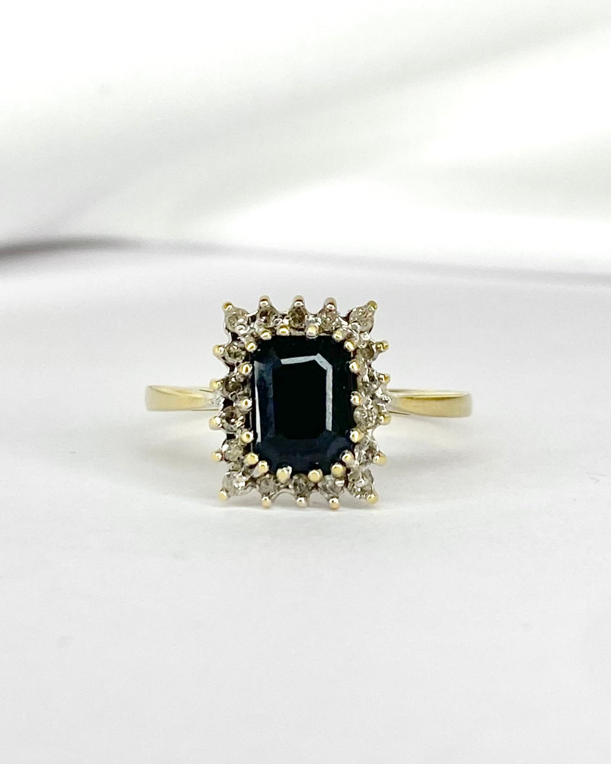 Bague Marguerite Saphir 2.76 carats &amp; Diamants "Brigitte" - Elliade Paris