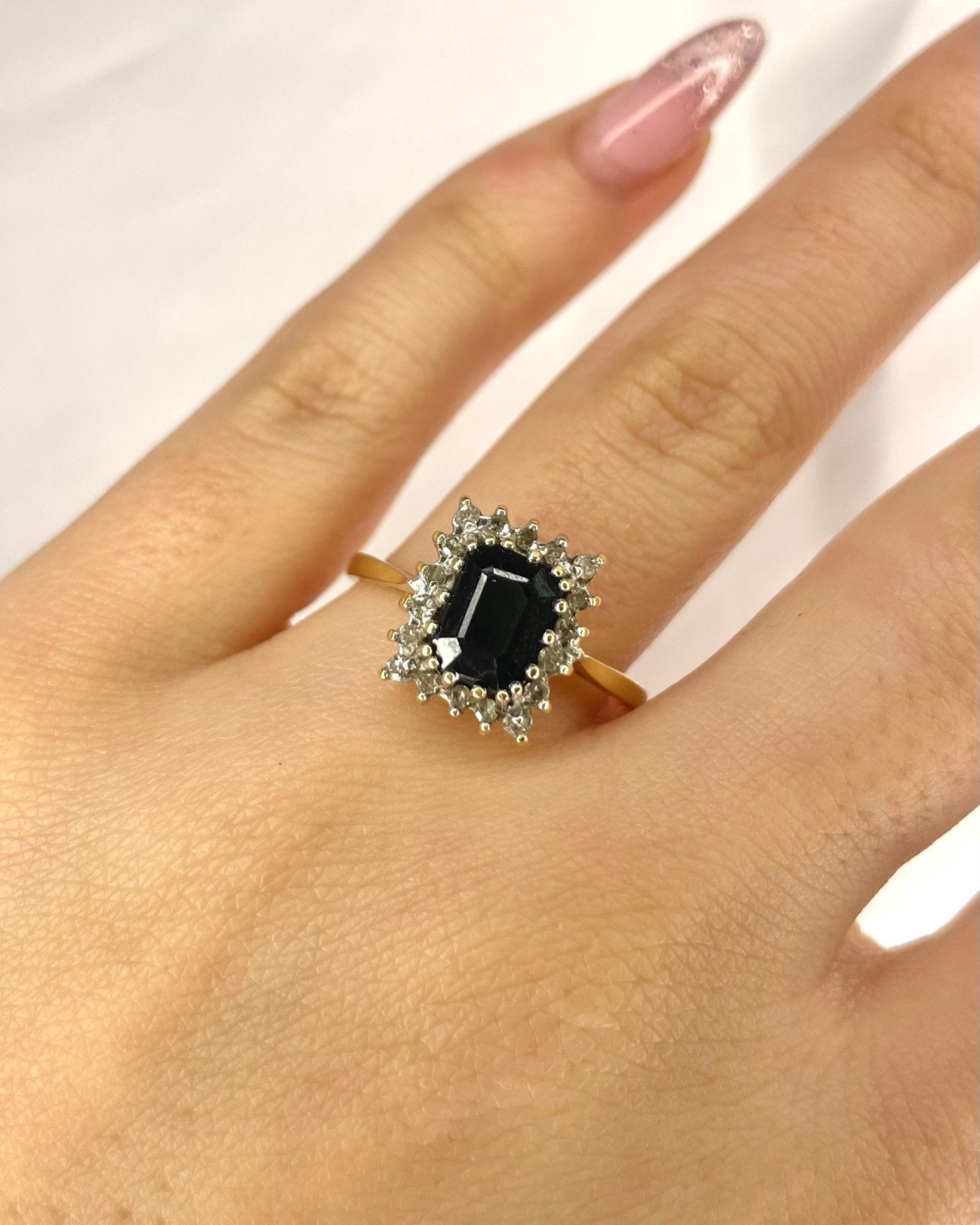 Bague Marguerite Saphir 2.76 carats &amp; Diamants "Brigitte" - Elliade Paris