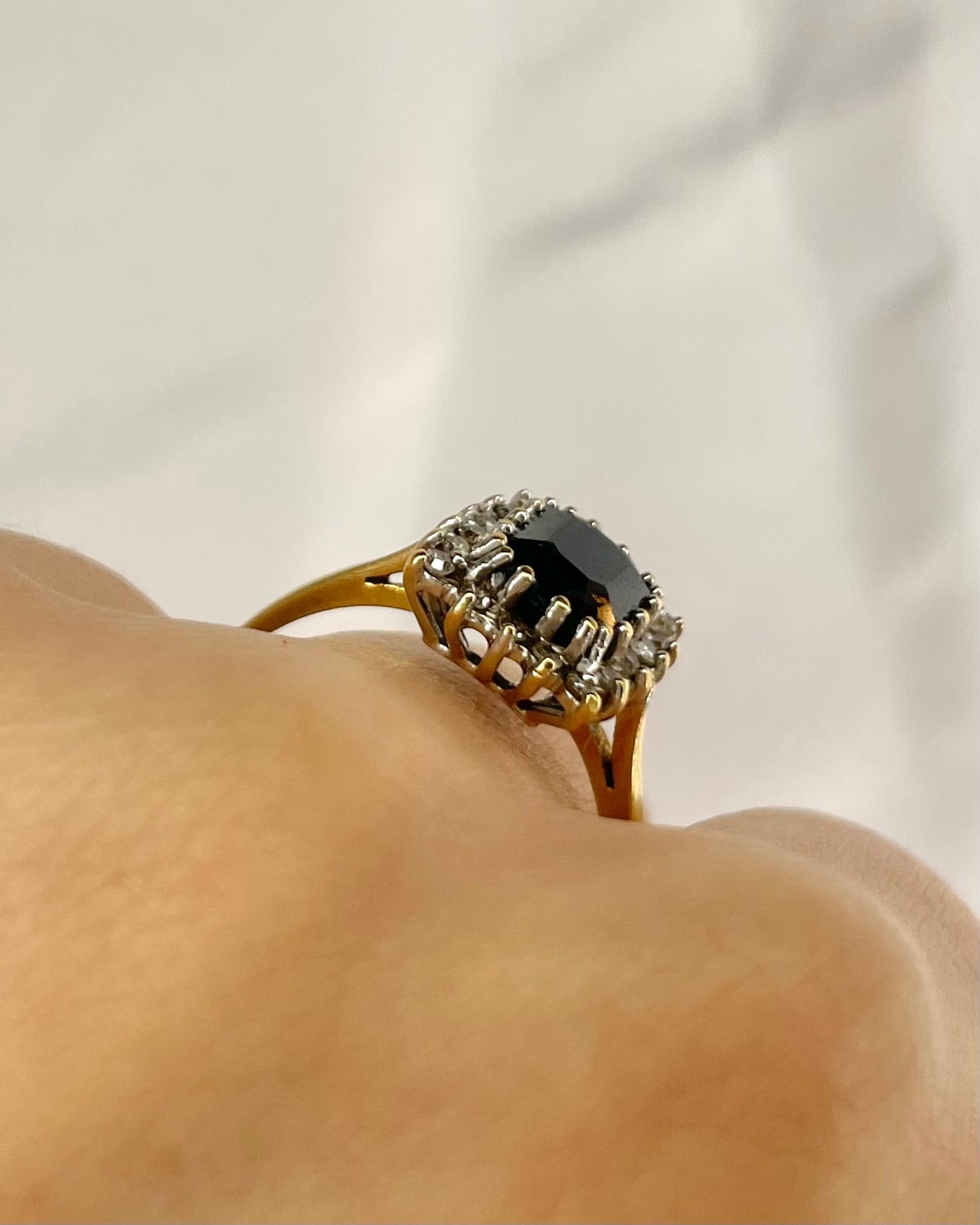 Bague Marguerite Saphir 2.76 carats &amp; Diamants "Brigitte" - Elliade Paris