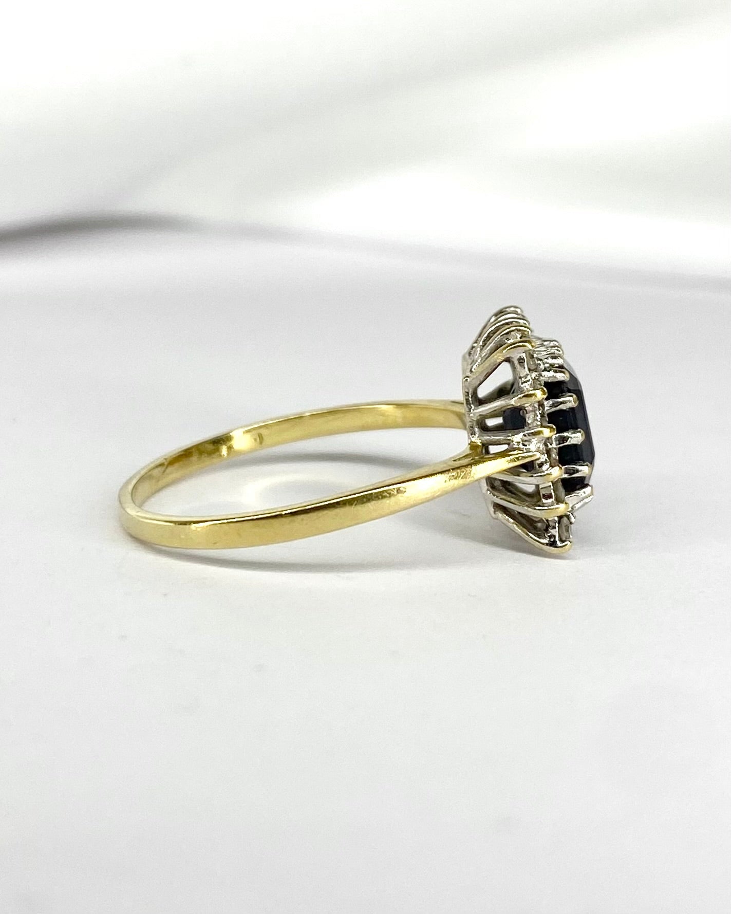 Bague Marguerite Saphir 2.76 carats &amp; Diamants "Brigitte" - Elliade Paris