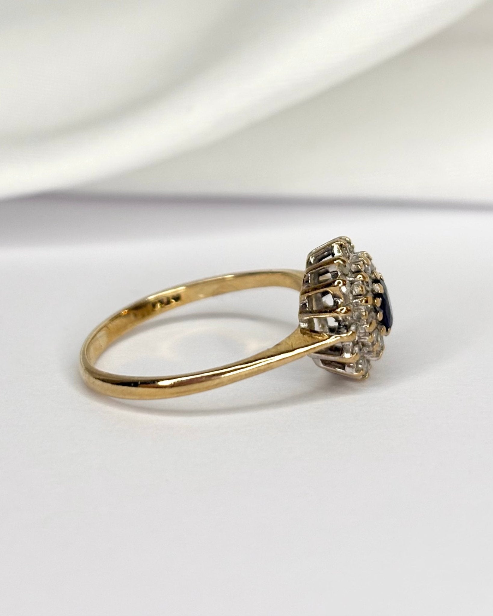 Bague Marguerite Saphir &amp; 28 Diamants "Alexa" - Elliade Paris