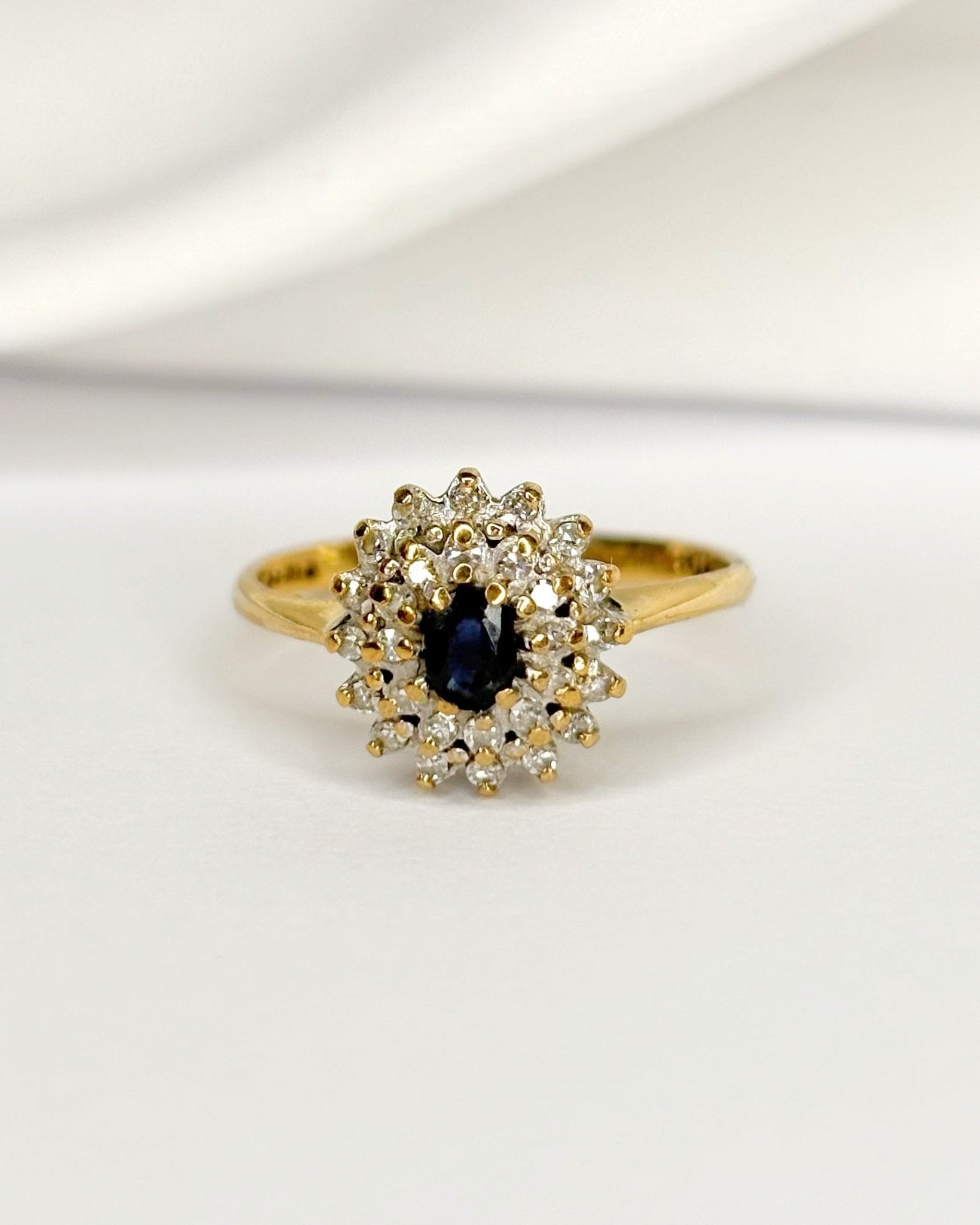 Bague Marguerite Saphir &amp; 28 Diamants "Alexa" - Elliade Paris