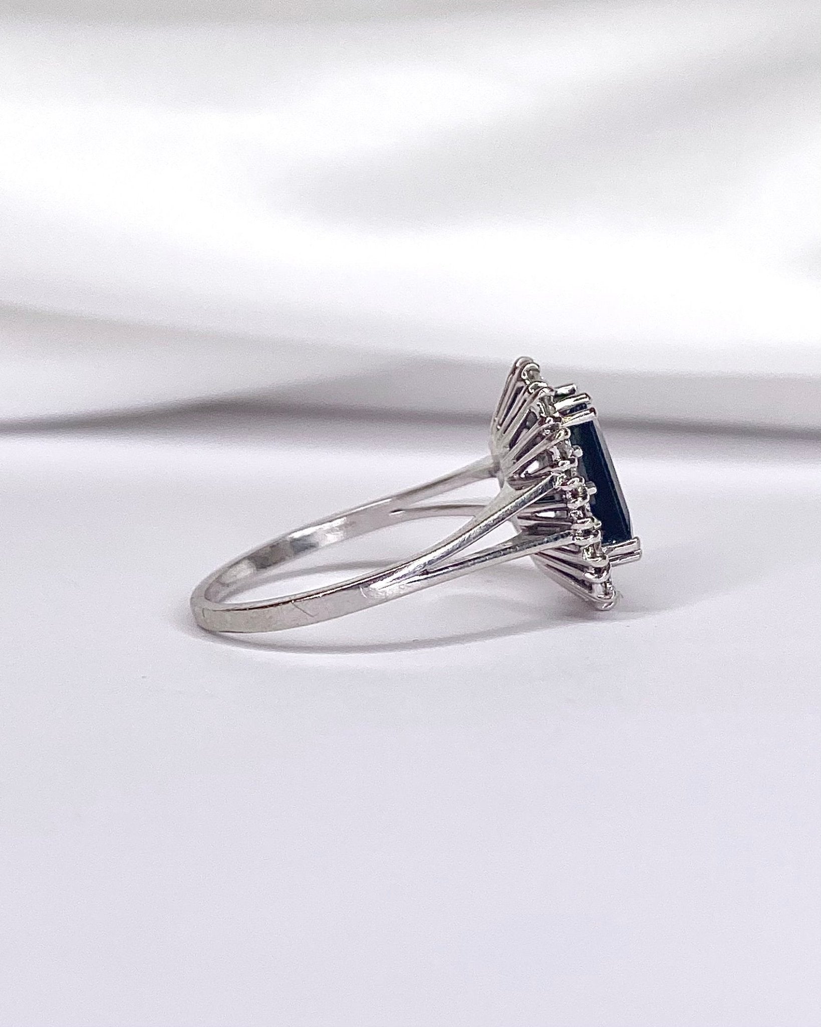 Bague Marguerite Saphir 2.80 carats &amp; Diamants "Laurie" - Elliade Paris