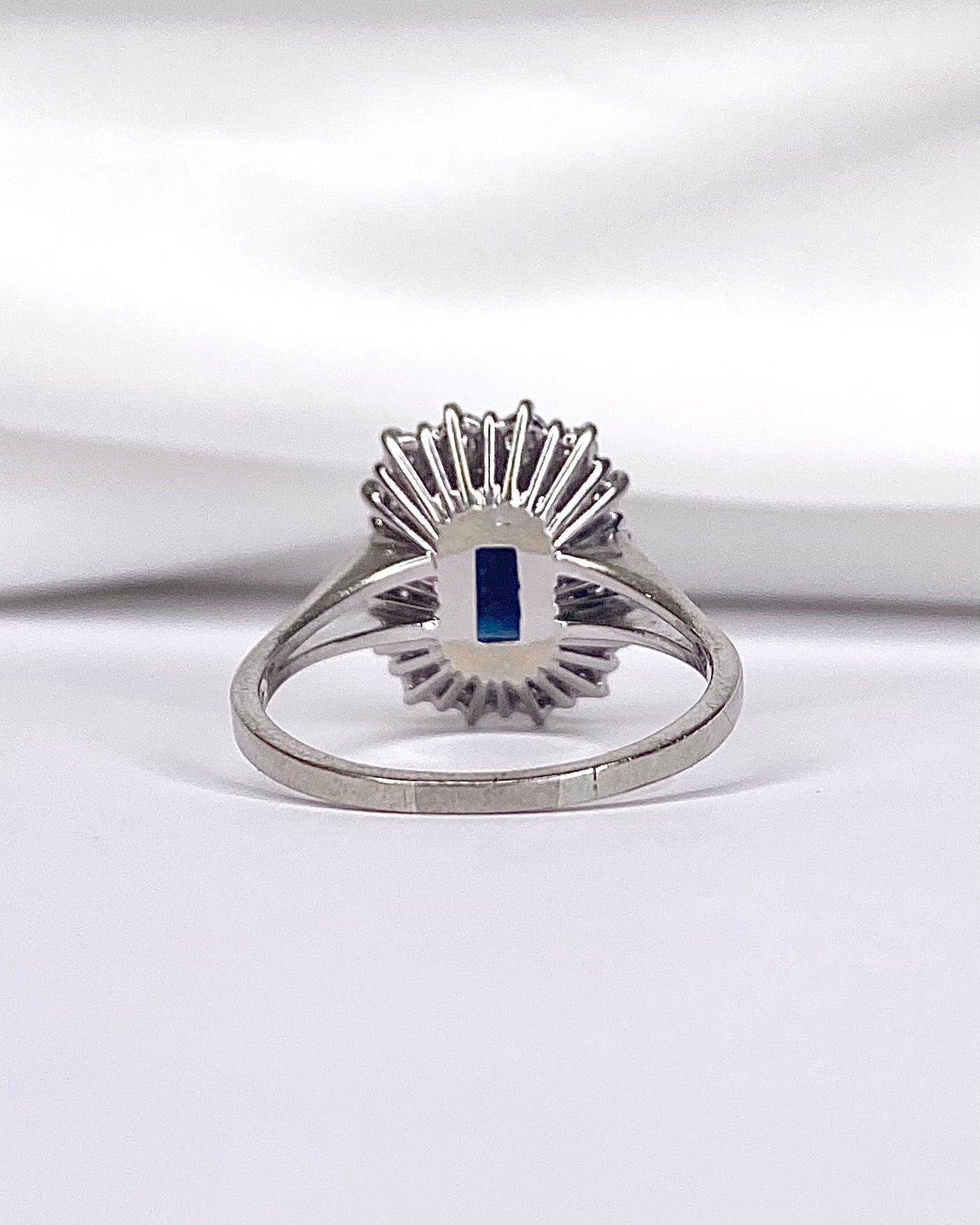 Bague Marguerite Saphir 2.80 carats &amp; Diamants "Laurie" - Elliade Paris