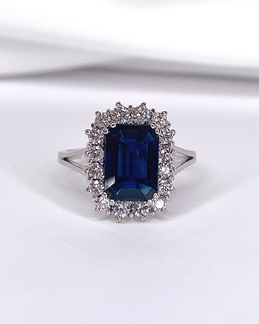 Bague Marguerite Saphir 2.80 carats &amp; Diamants "Laurie" - Elliade Paris