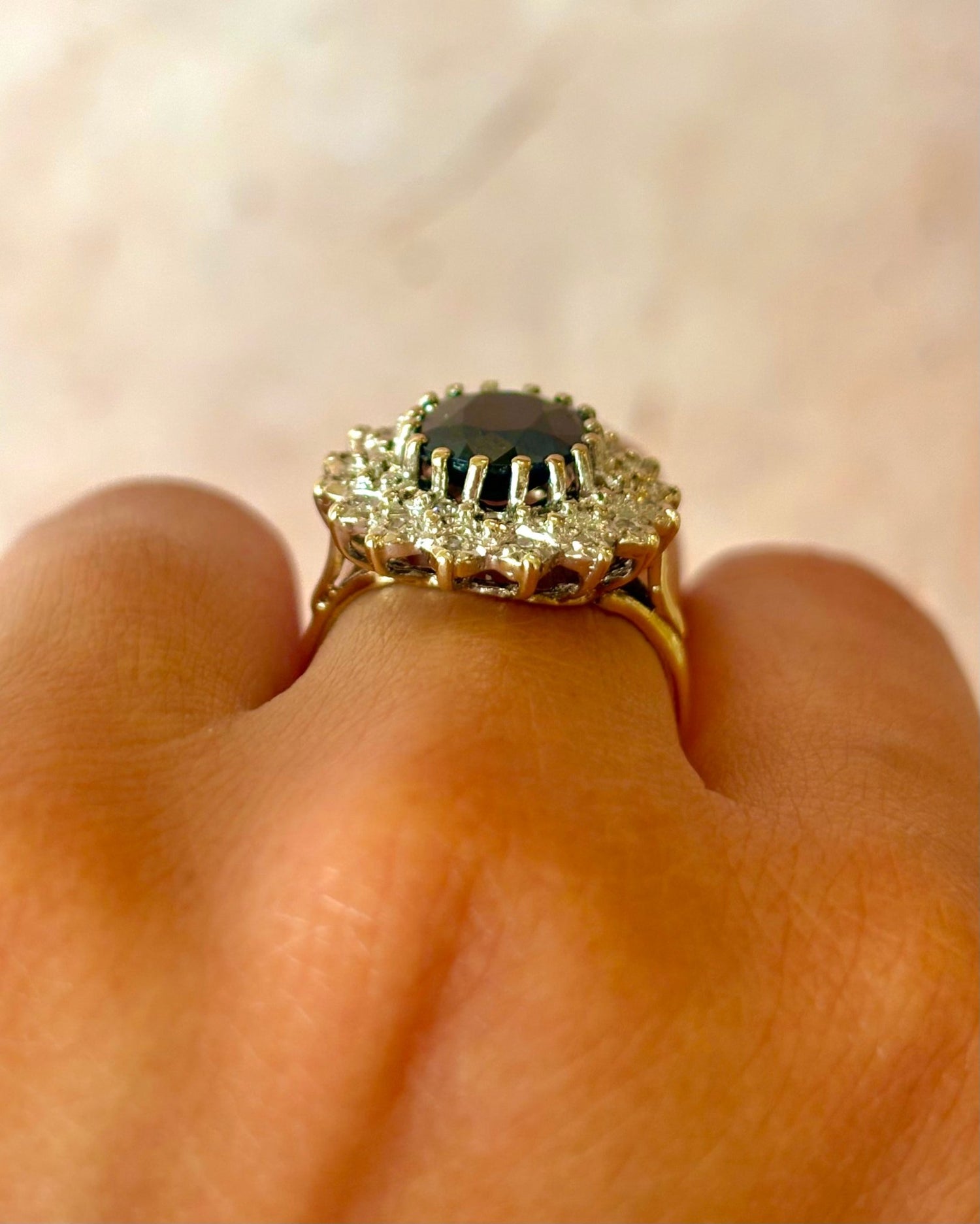 Bague Marguerite Saphir 2.85 carats &amp; Diamants 0.32 carat "Albane" - Elliade Paris