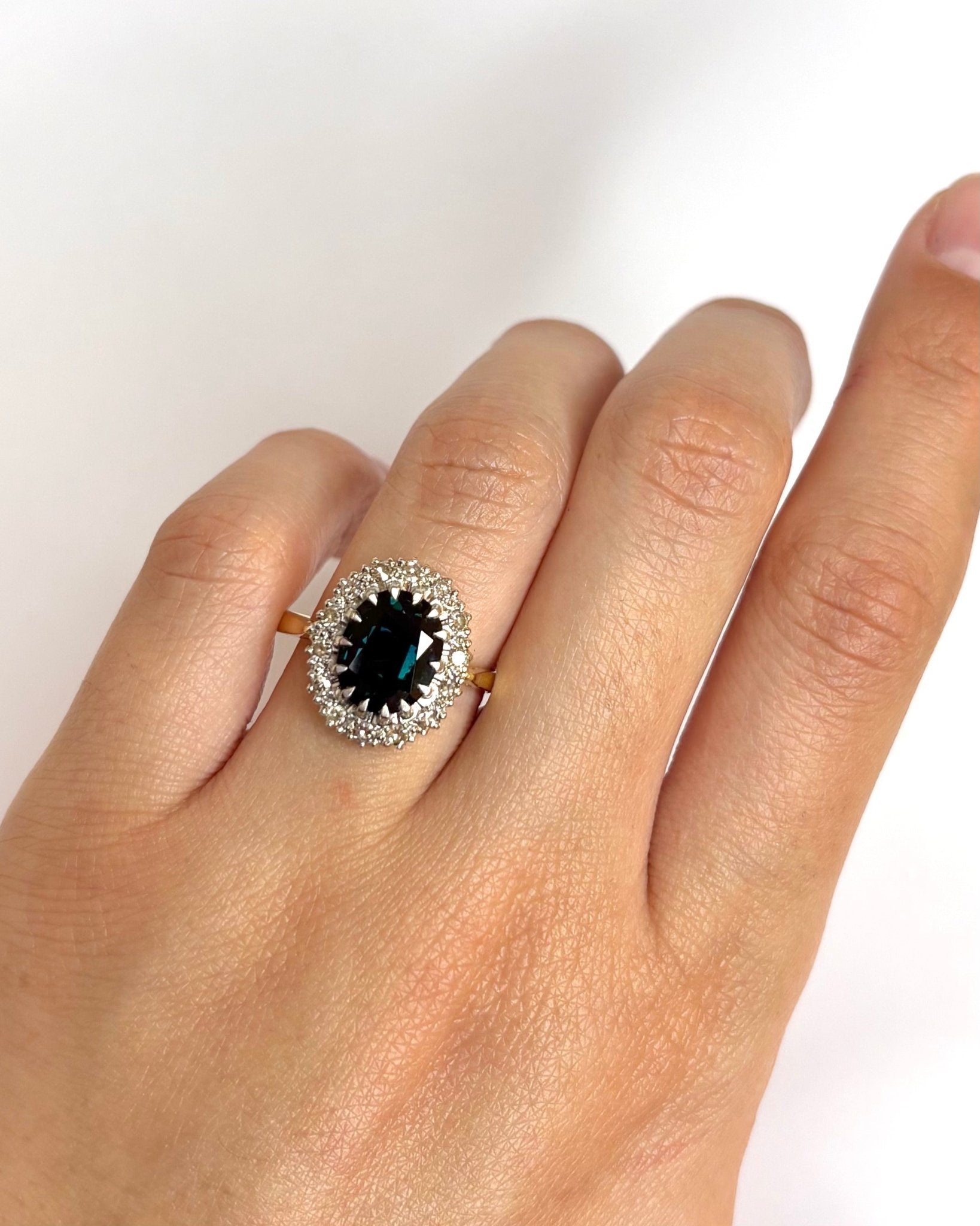 Bague Marguerite Saphir 2.90 carats &amp; Diamants "Ninon" - Elliade Paris