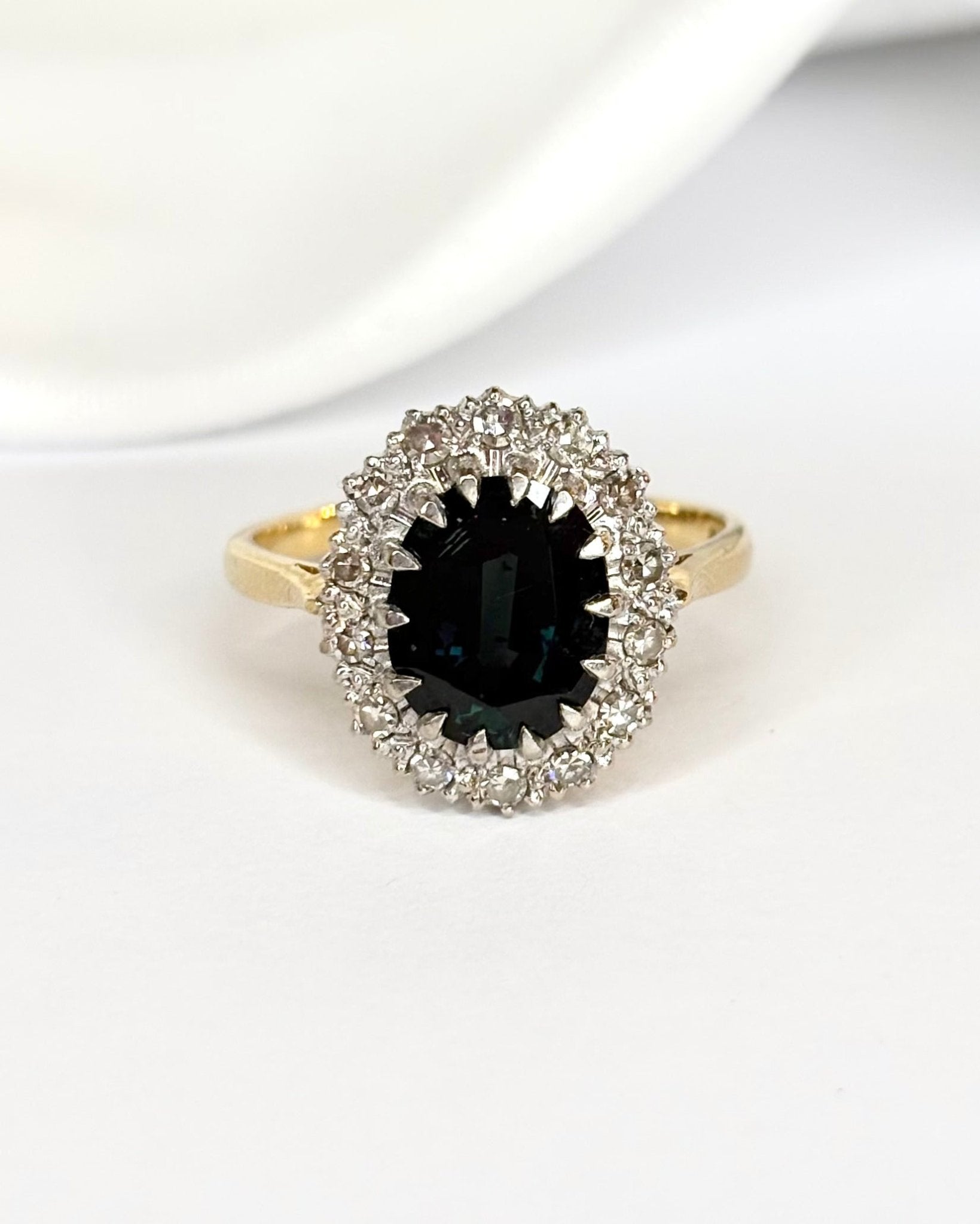 Bague Marguerite Saphir 2.90 carats &amp; Diamants "Ninon" - Elliade Paris