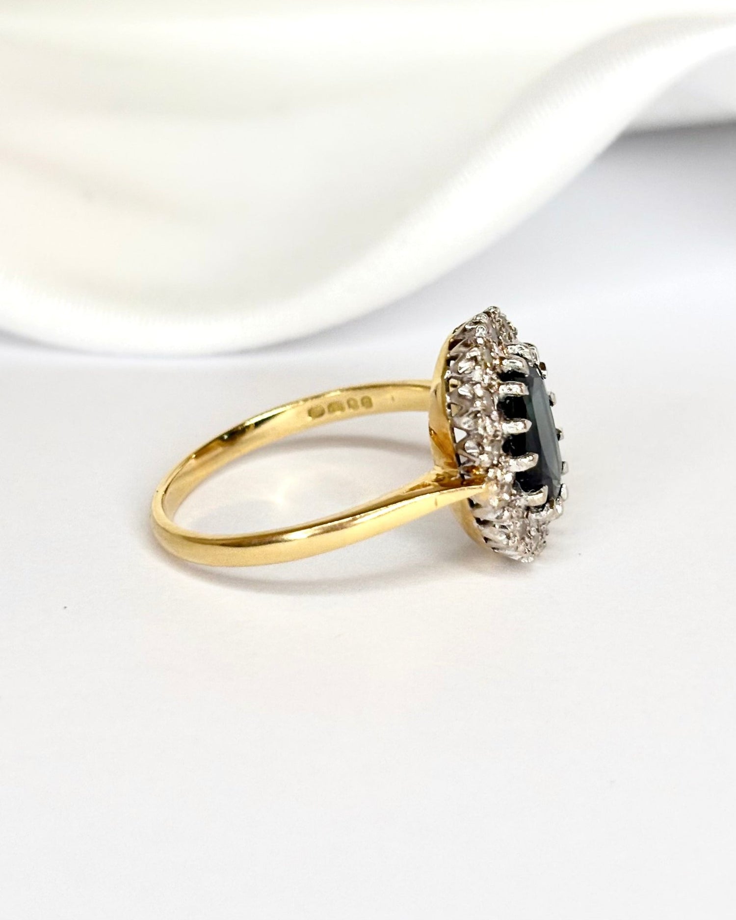 Bague Marguerite Saphir 2.90 carats &amp; Diamants "Ninon" - Elliade Paris