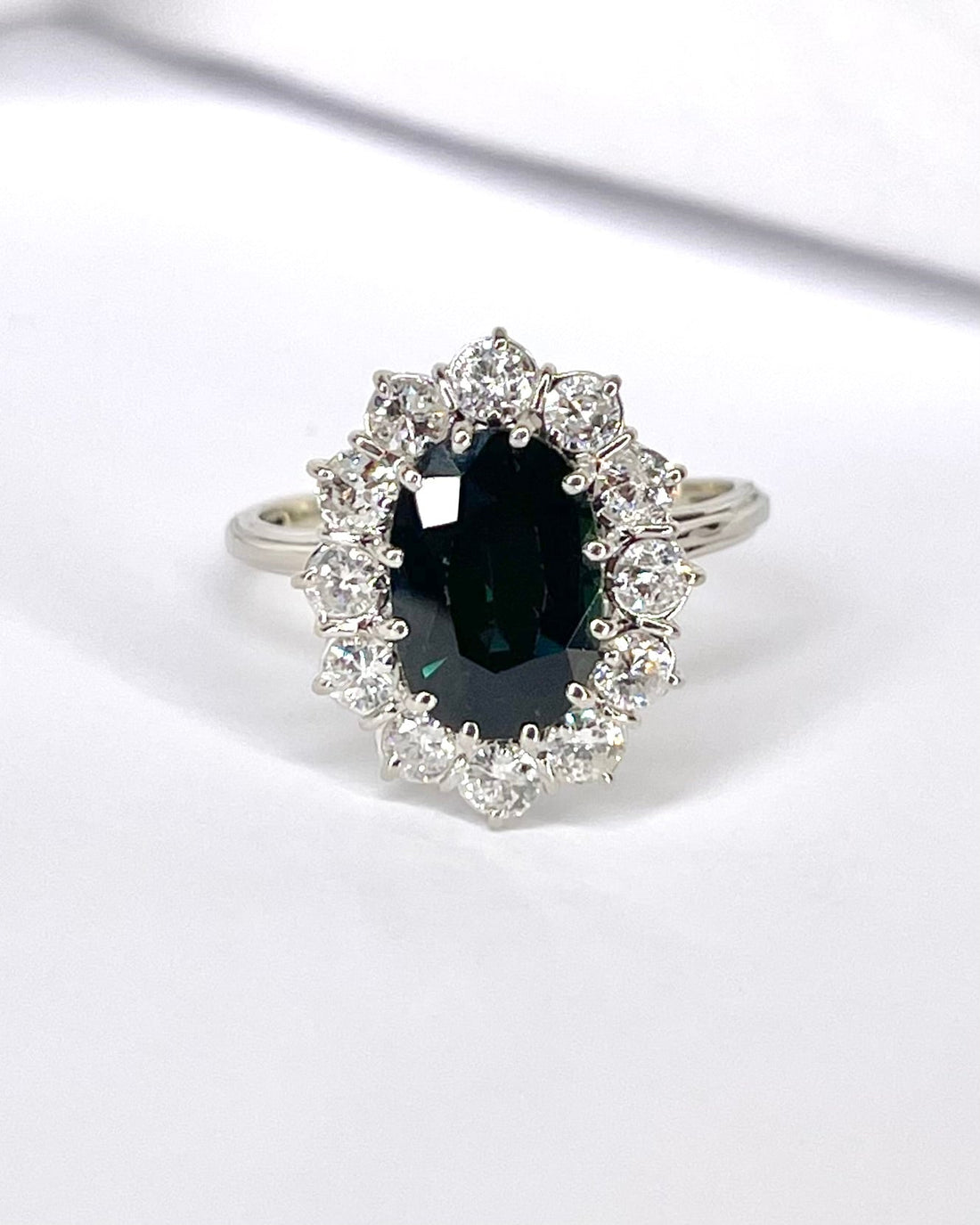 Bague Marguerite Saphir 3 carats &amp; 12 Diamants 0.84 carat "Aymone" - Elliade Paris