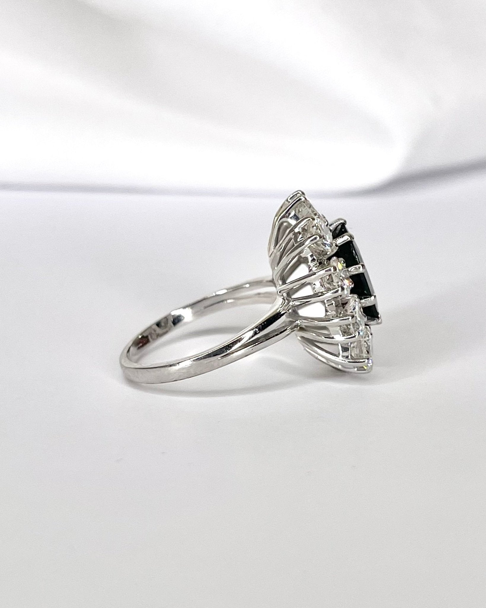 Bague Marguerite Saphir 3.10 carats, Diamants 2 carats &amp; Or 6.2g "Aurélia" - Elliade Paris