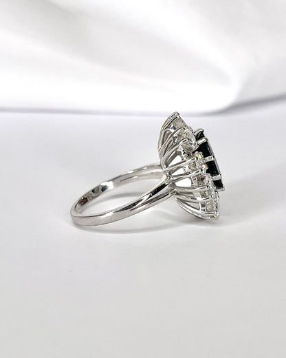 Bague Marguerite Saphir 3.10 carats, Diamants 2 carats &amp; Or 6.2g "Aurélia" - Elliade Paris