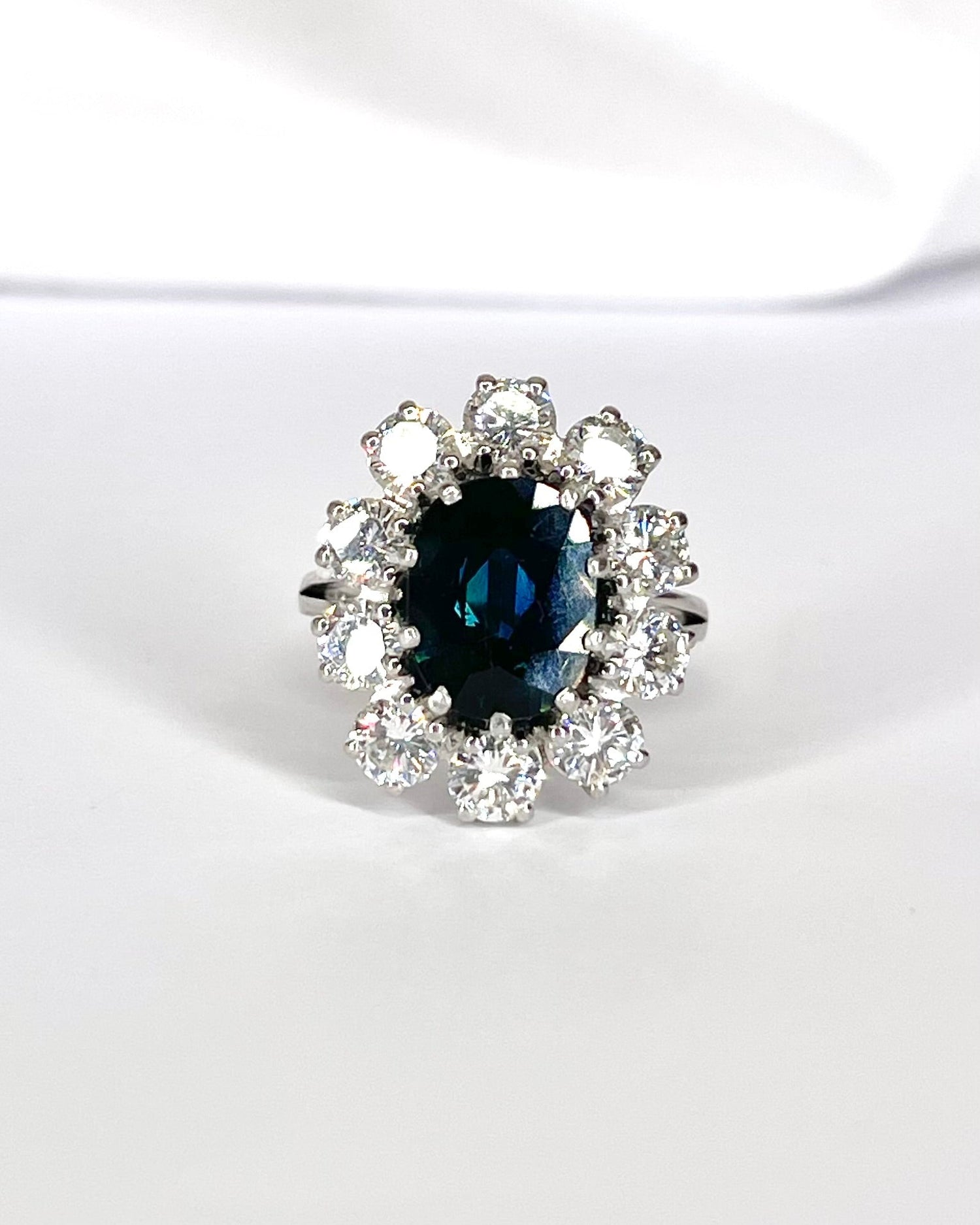 Bague Marguerite Saphir 3.10 carats, Diamants 2 carats &amp; Or 6.2g "Aurélia" - Elliade Paris
